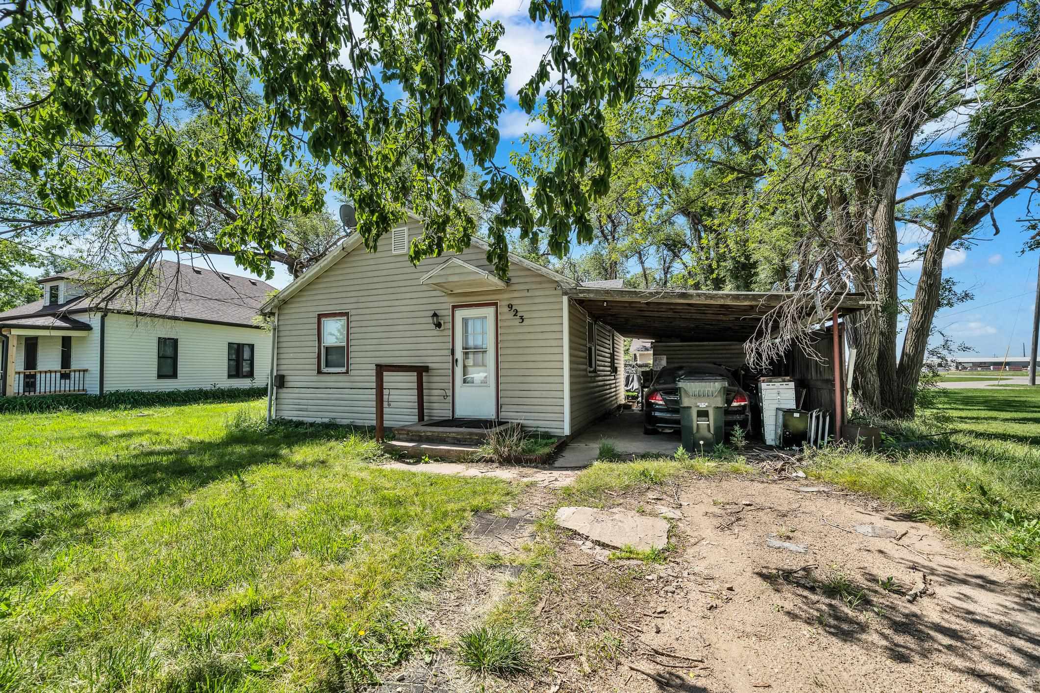 923 W 2nd St Property Photo