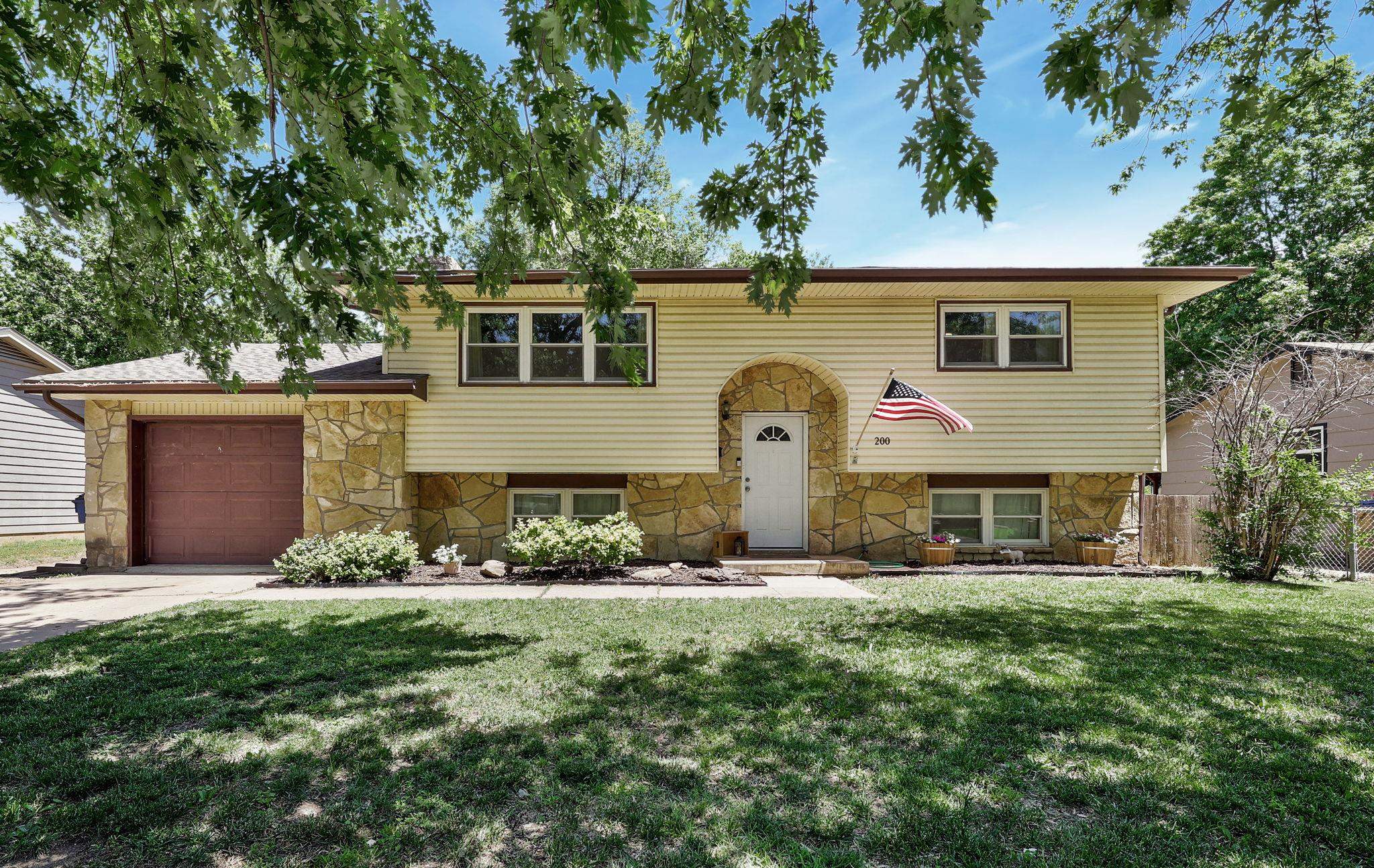 200 S Lauber Ln Property Photo