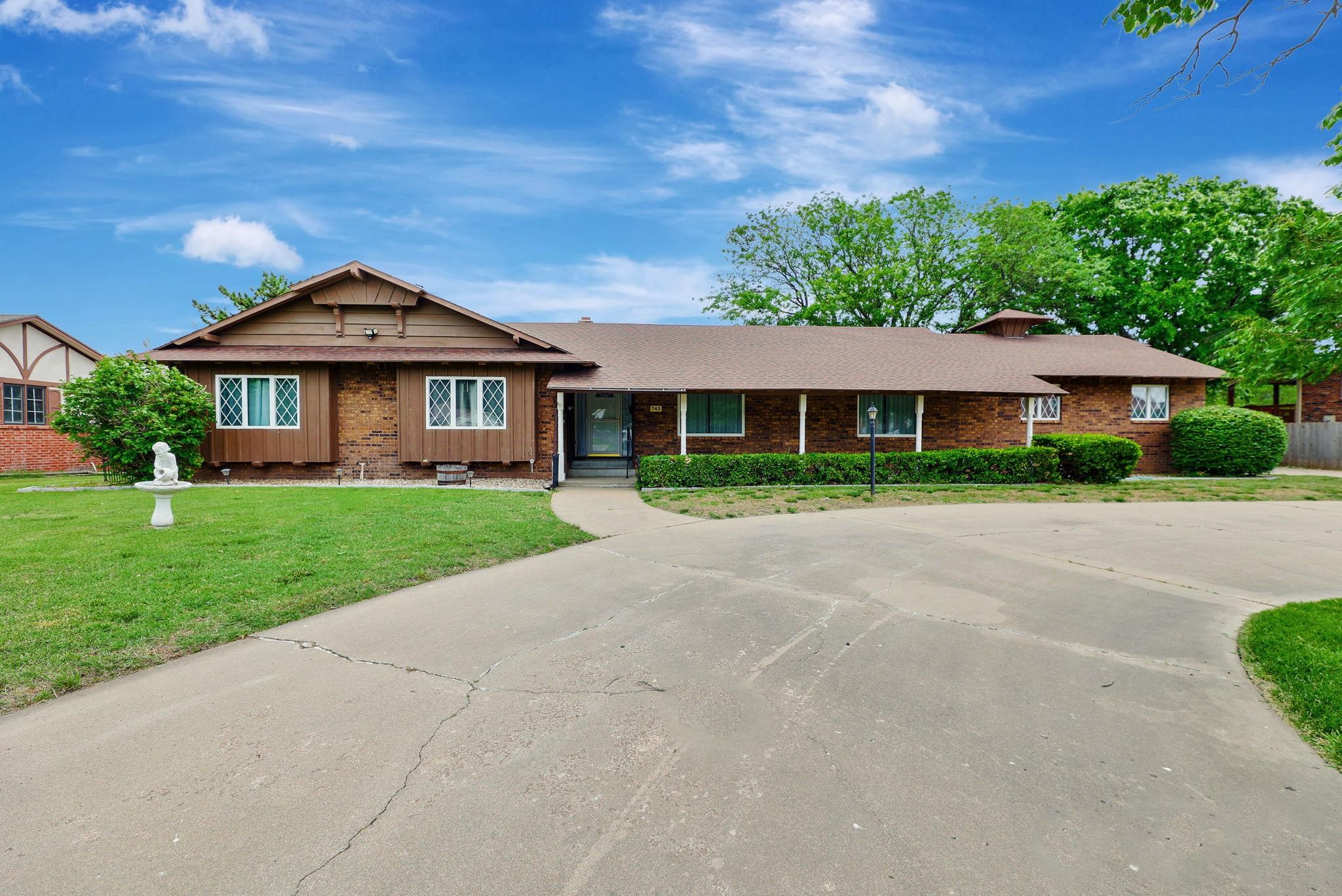 740 Fairway Ct Property Photo 3