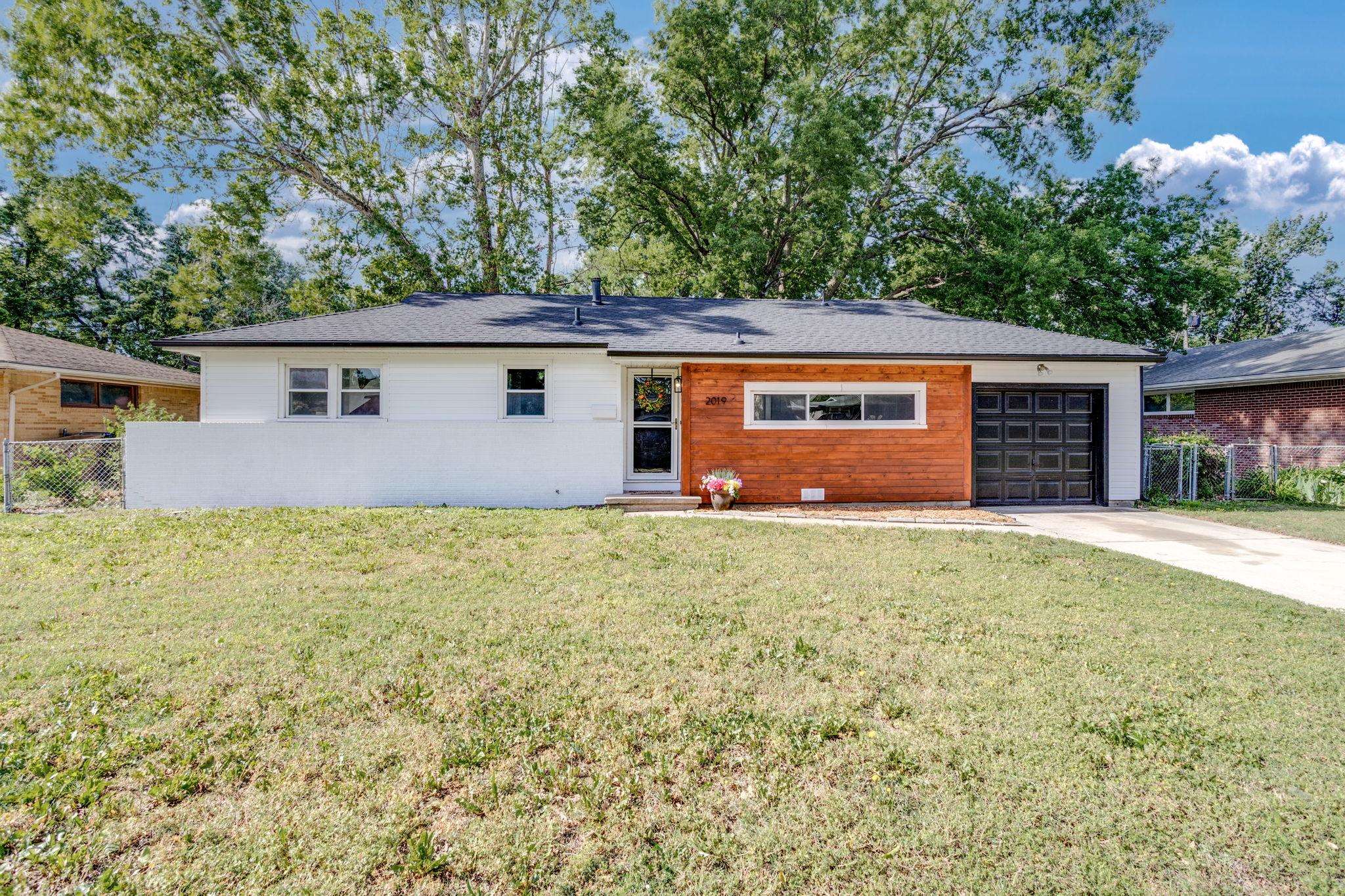 2019 W Columbine Ln Property Photo 1