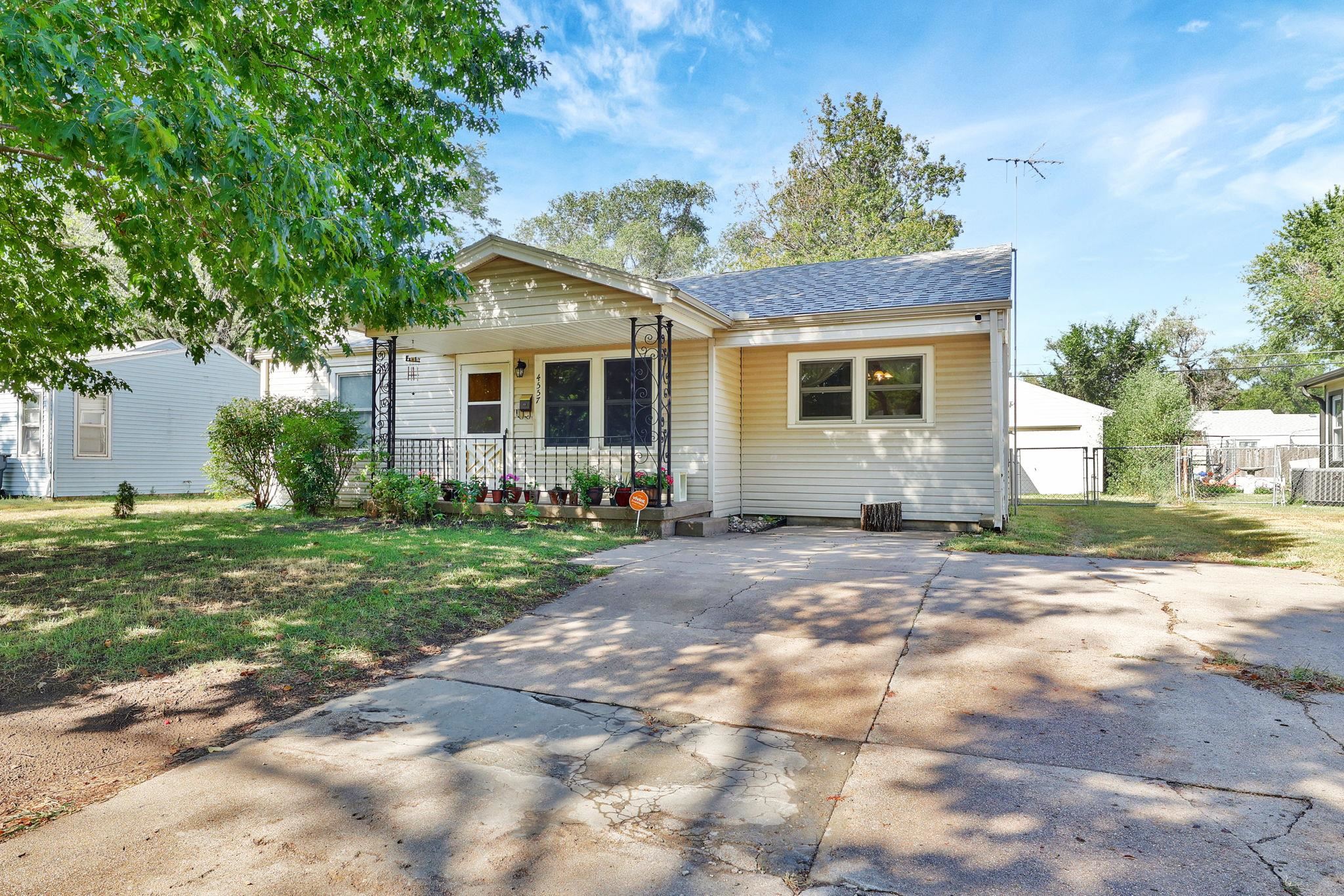 4557 S Sycamore Ave Property Photo
