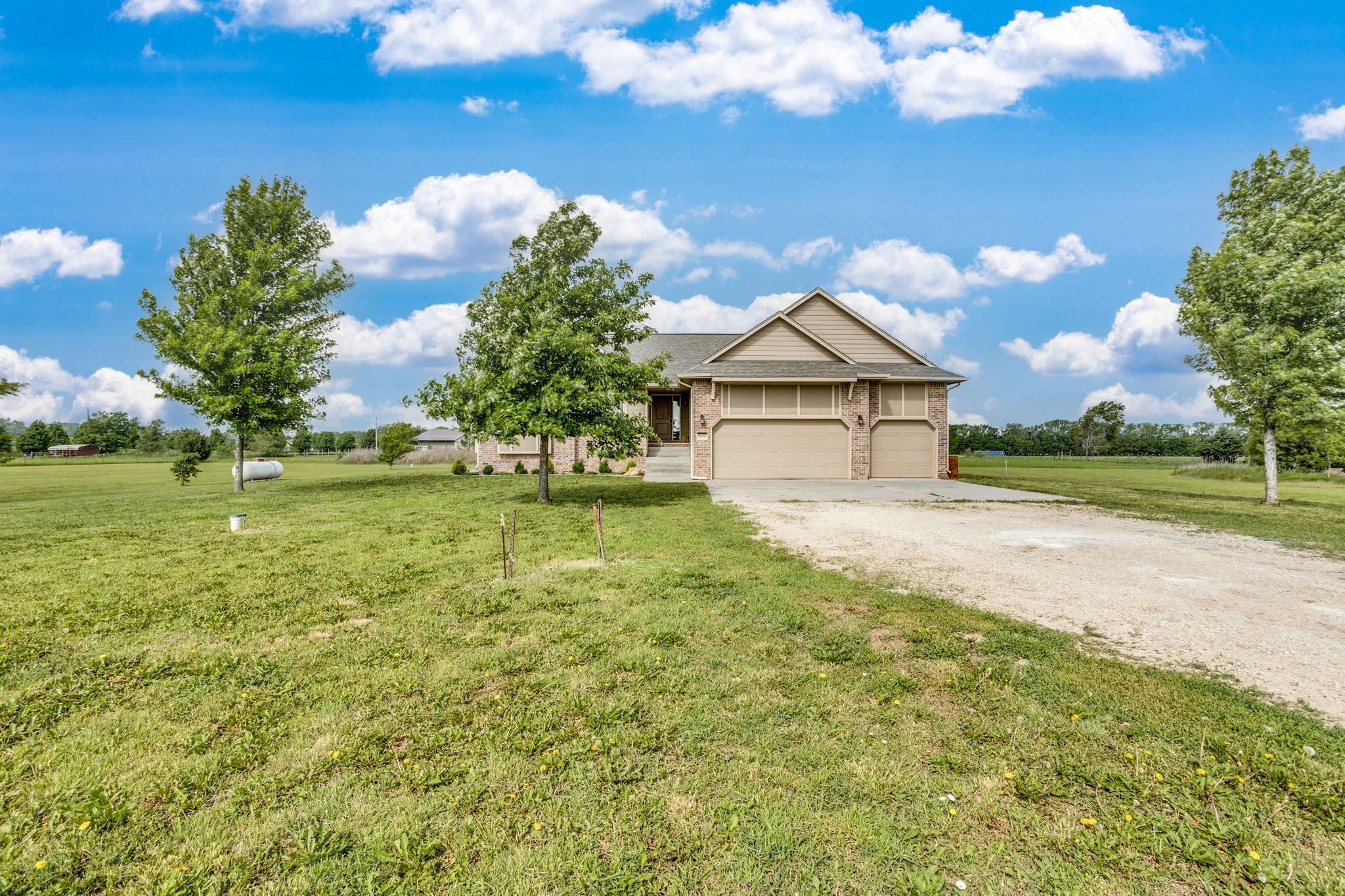 21175 Sw Meadowlark Rd Property Photo 1