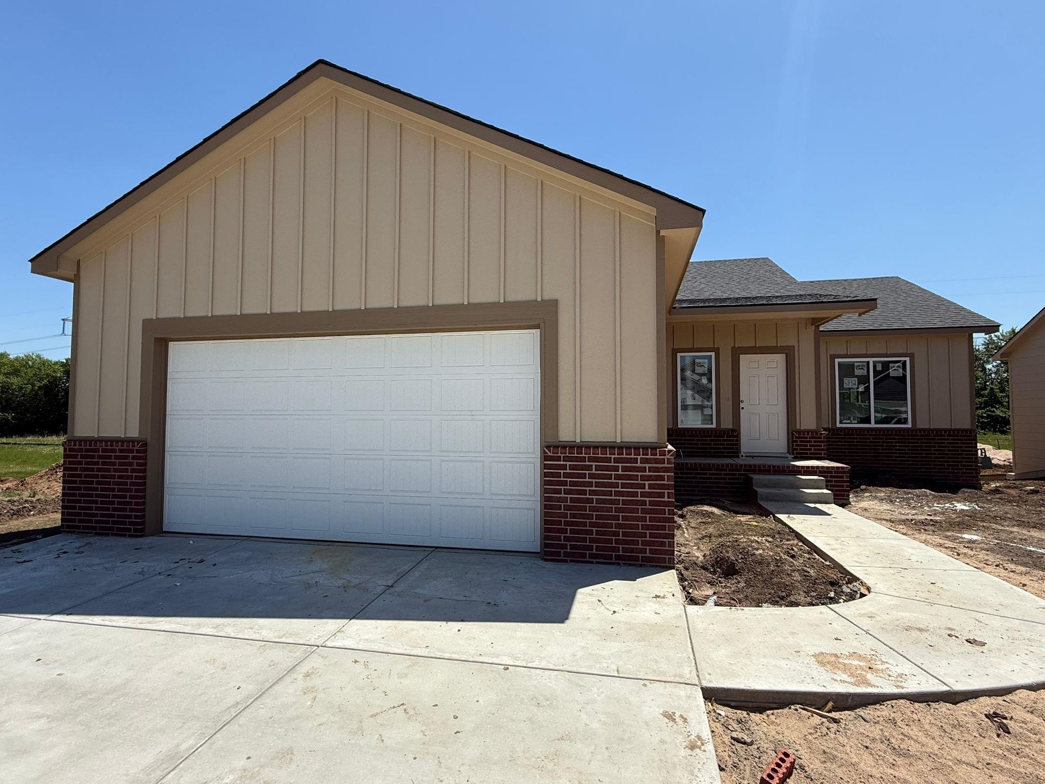 5832 N Newport Ct Property Photo 1