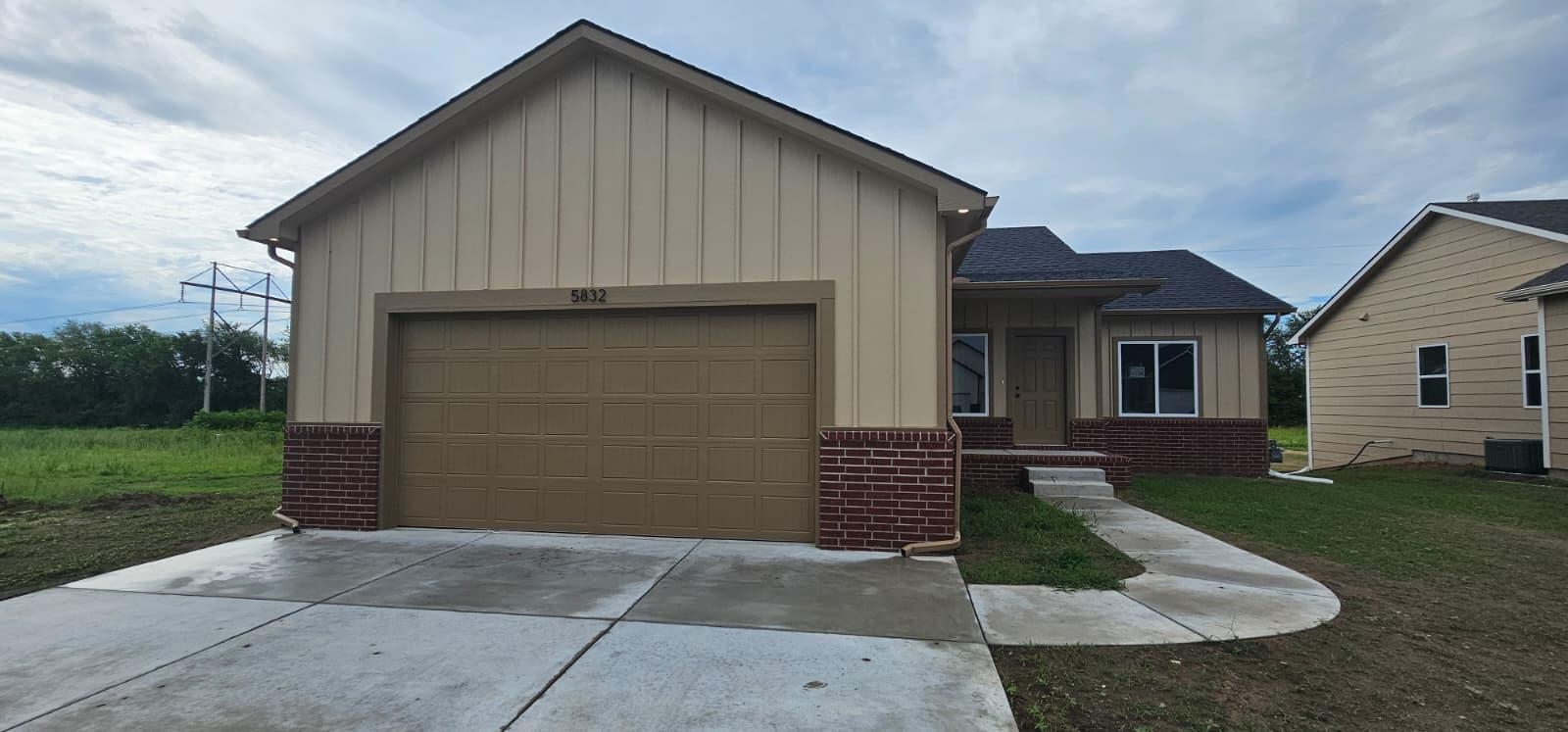 5832 N Newport Ct Property Photo 1