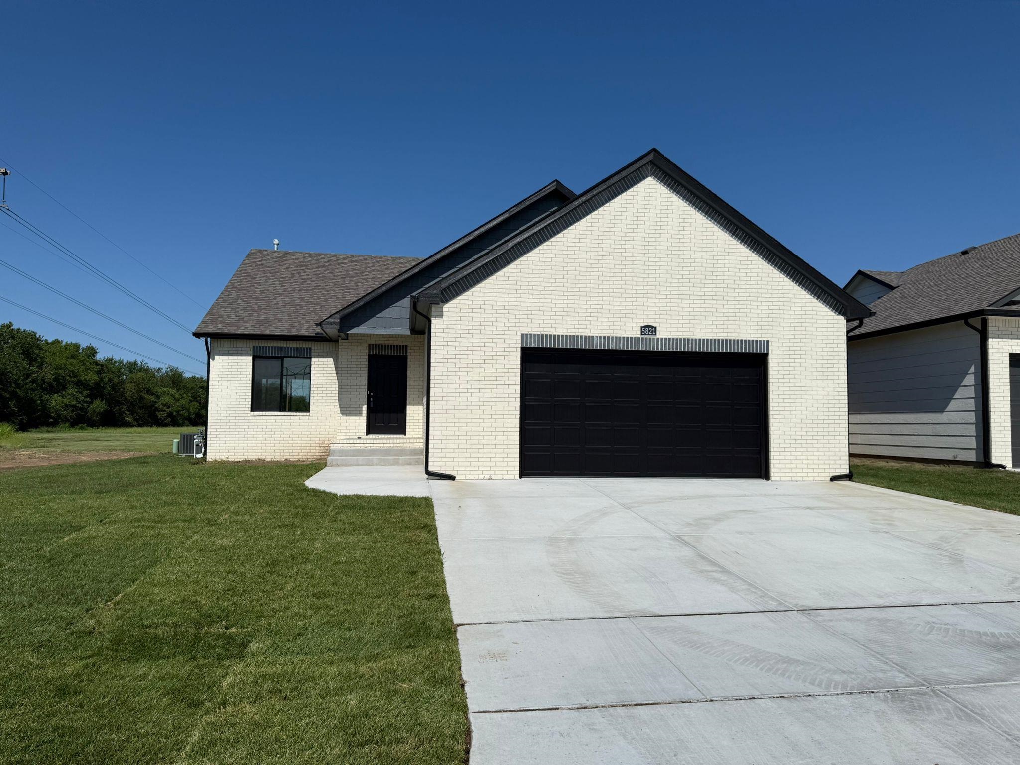 5821 N Newport St Property Photo 1