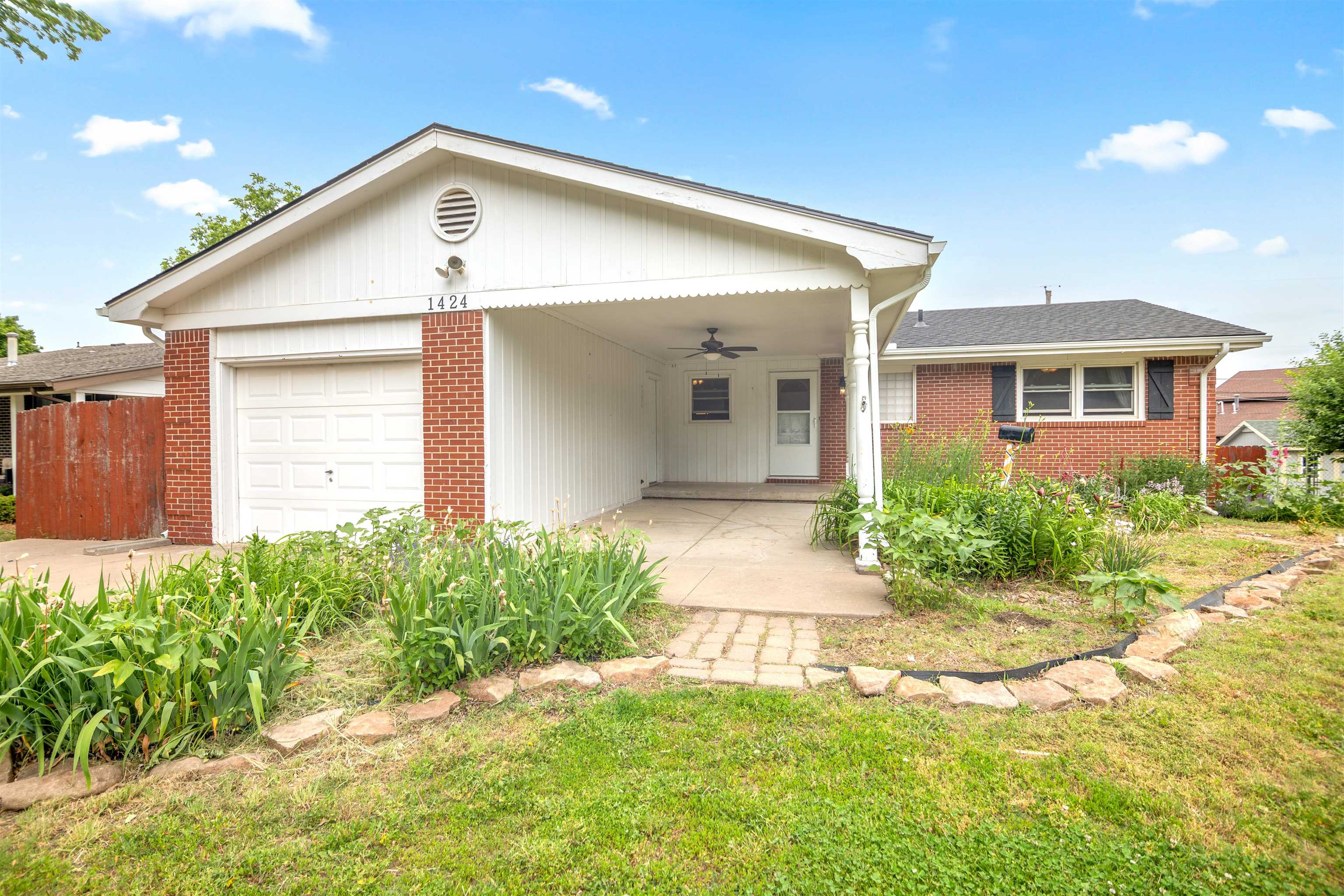 1424 N Community Dr Property Photo 1