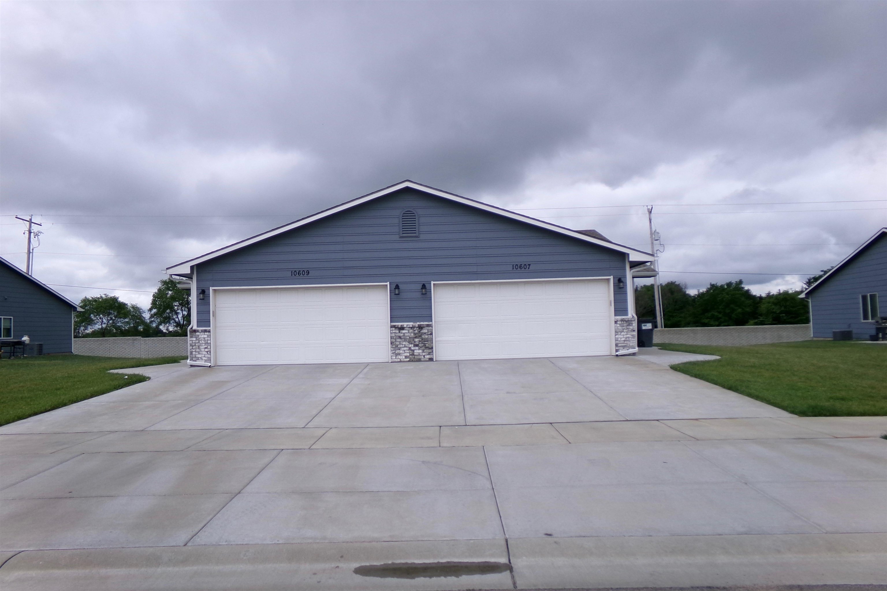 10614-10616 E Conifer St Property Photo 1