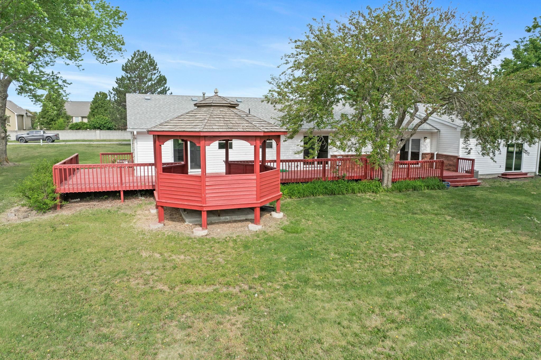 1818 S 123rd Property Photo 18