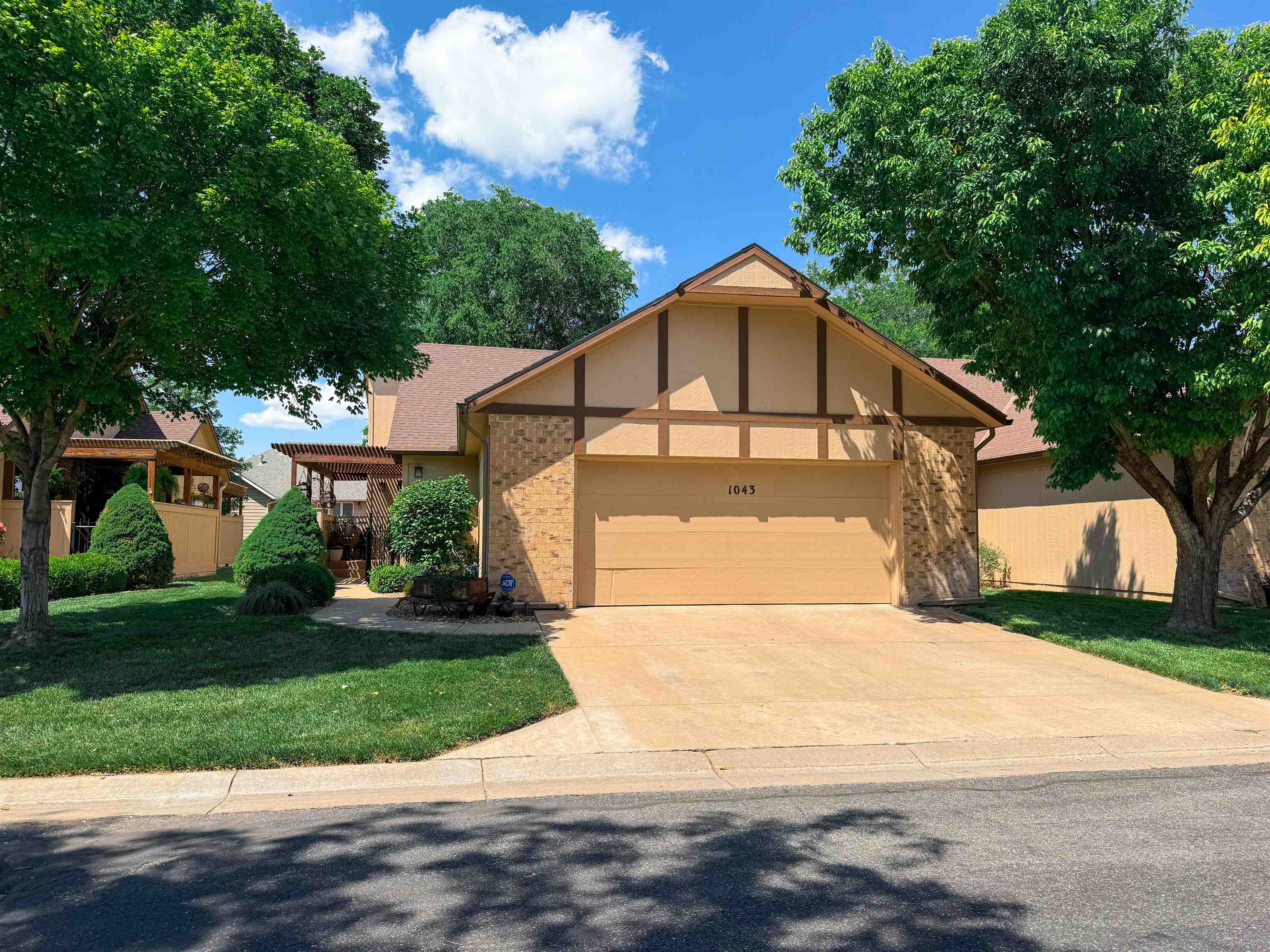 1043 Burr Oak Ln. Property Photo 1
