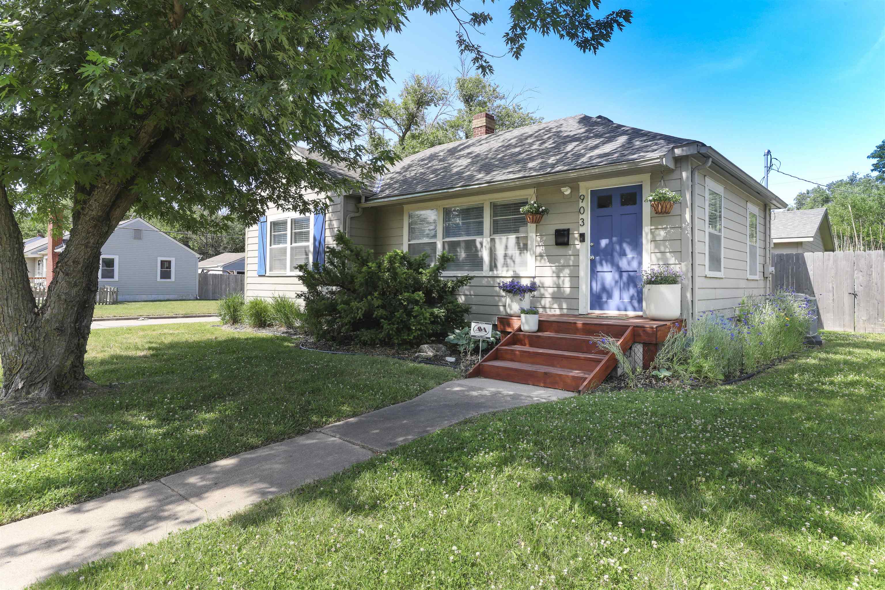 903 N Ridgewood Dr Property Photo