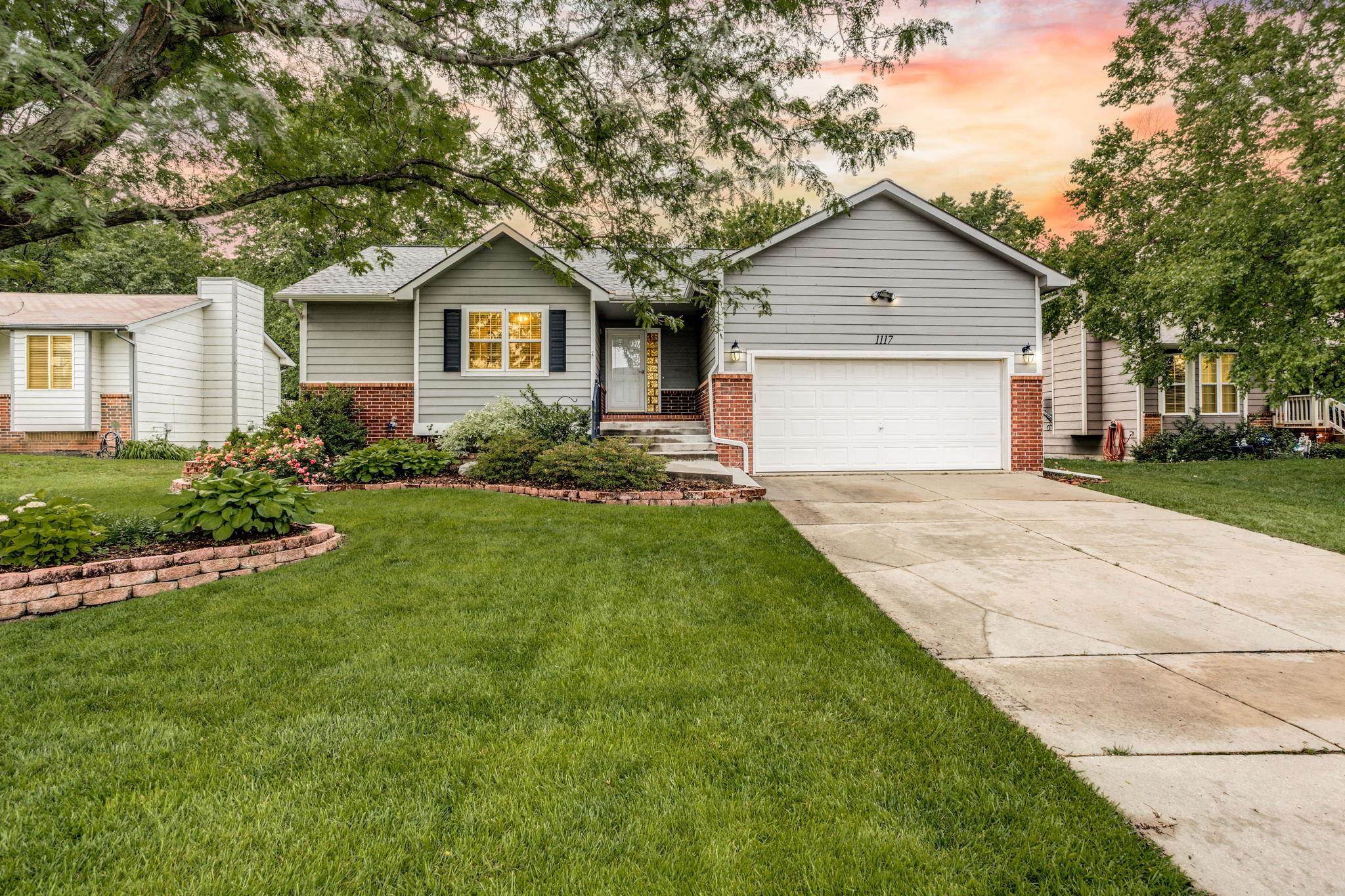 1117 N Lark Ln Property Photo 1