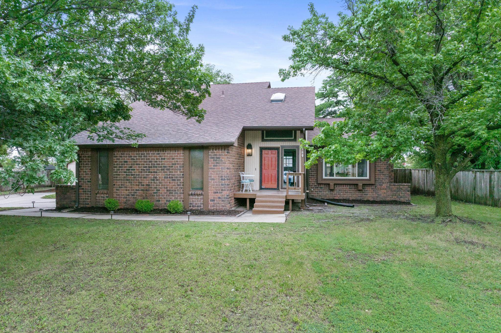 2218 N Longwood Ct Property Photo 1