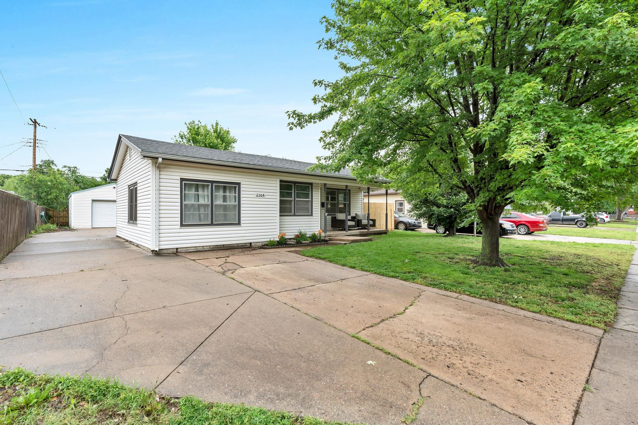 2304 W Lydia St Property Photo