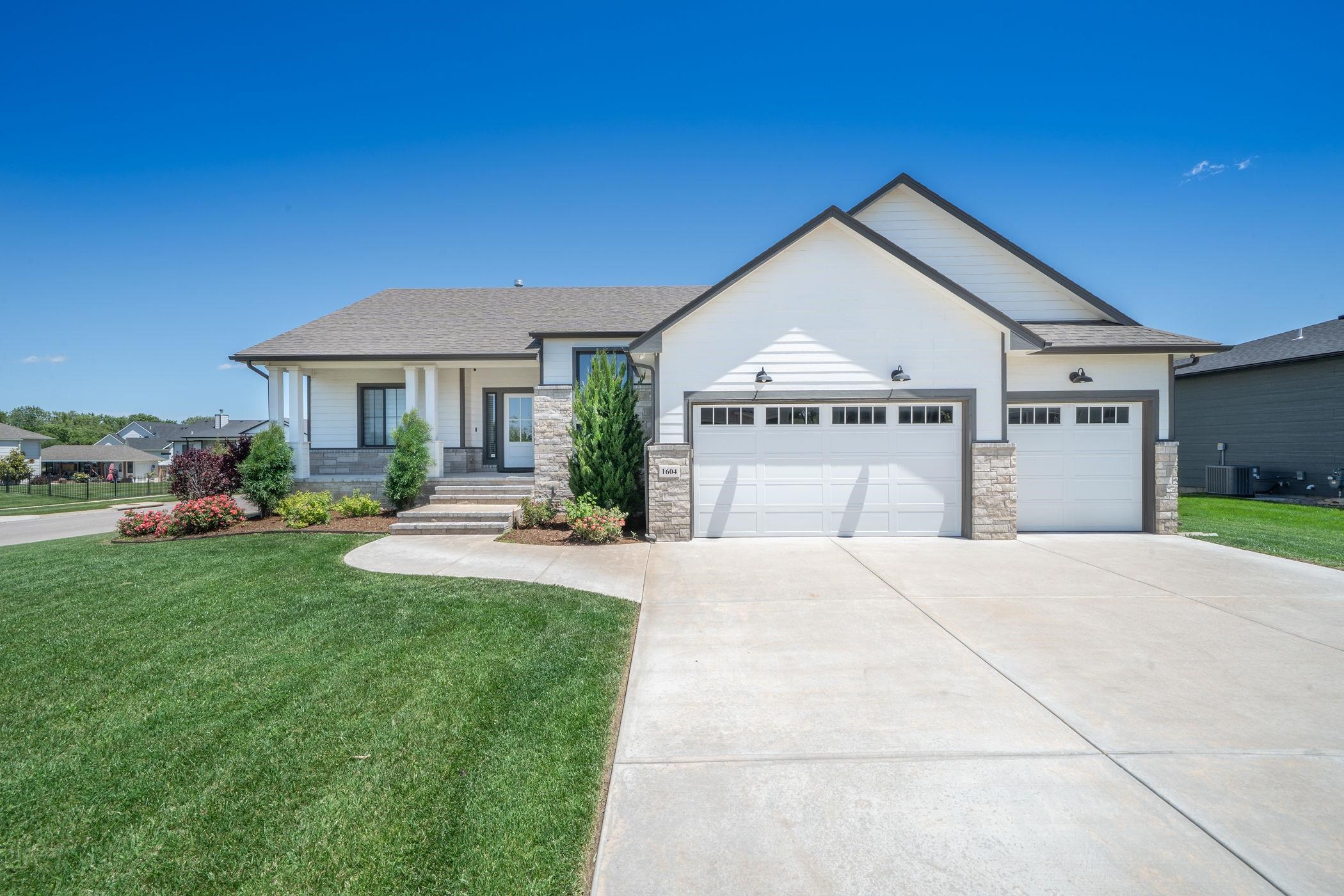 1604 N Shadow Rock Dr Property Photo 1