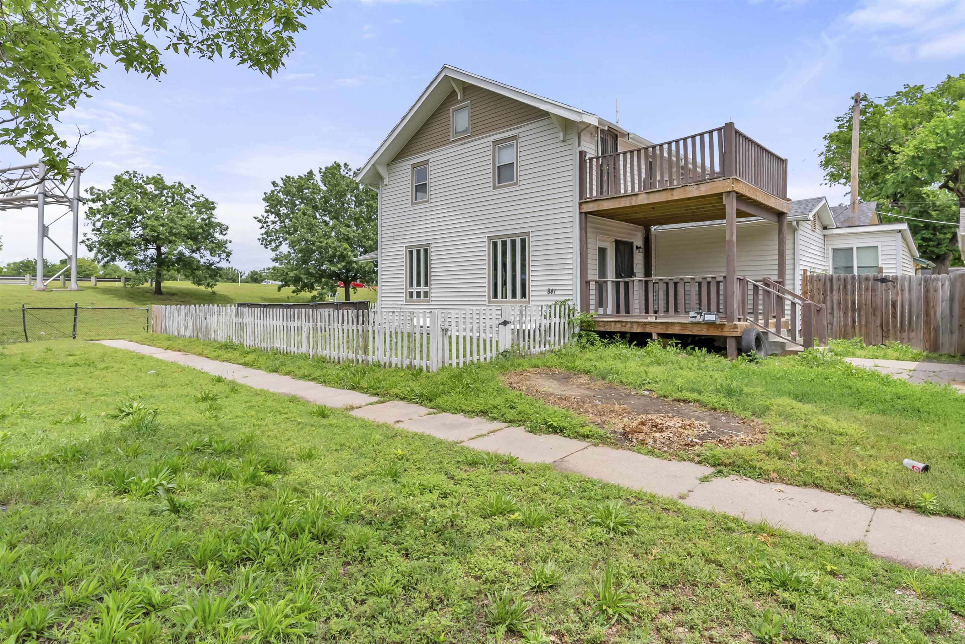 841 W Hendryx St Property Photo 3