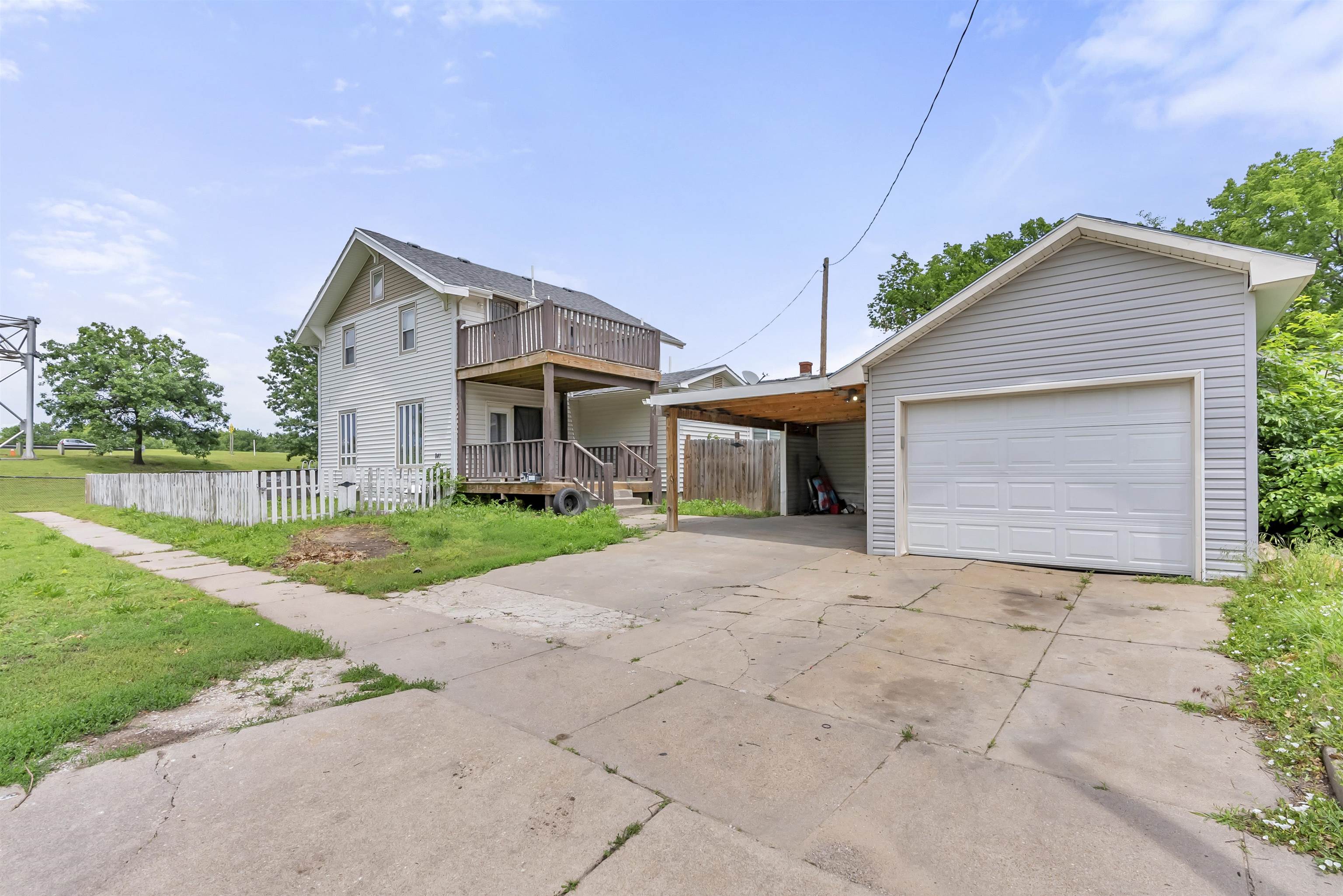 841 W Hendryx St Property Photo 4