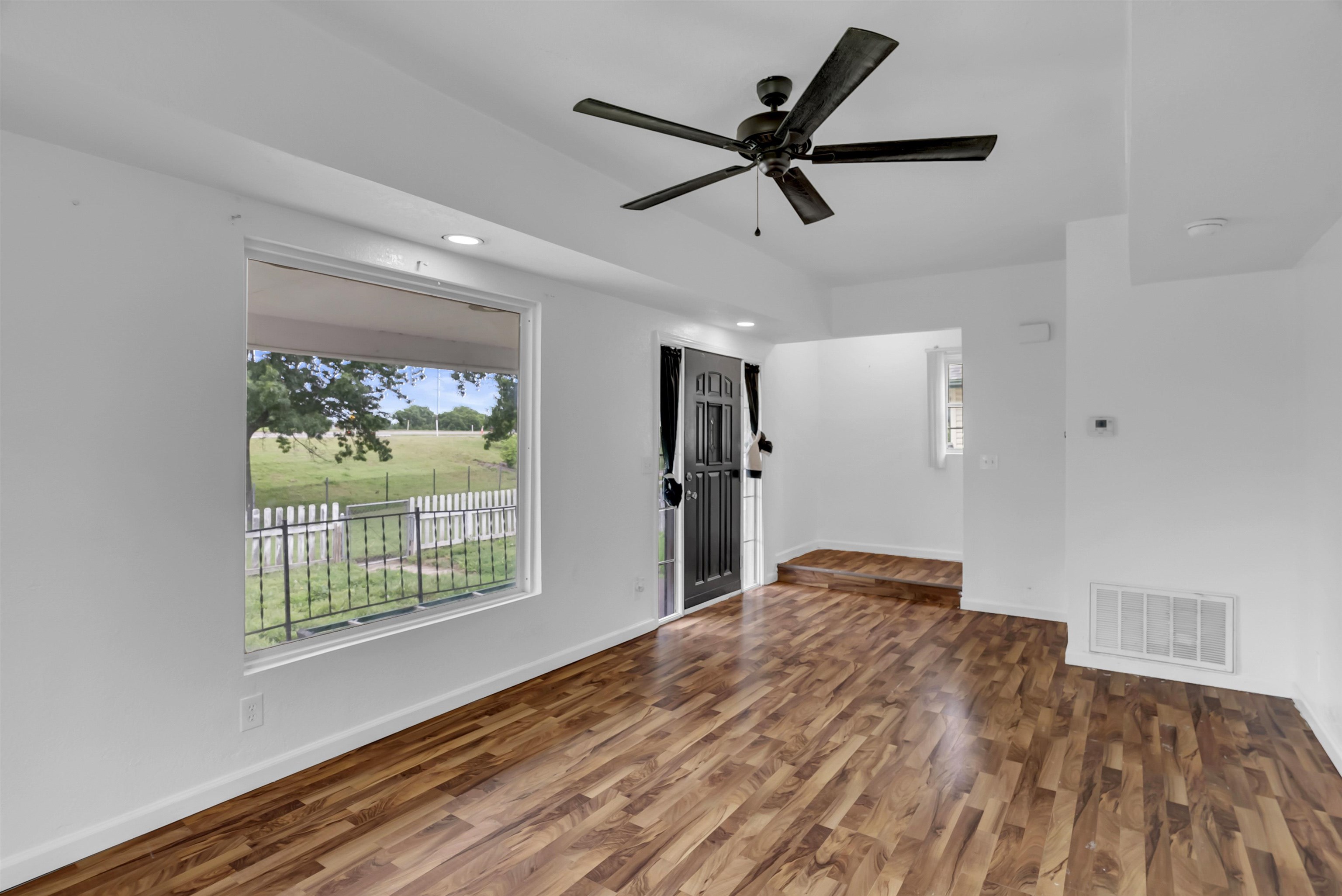 841 W Hendryx St Property Photo 6