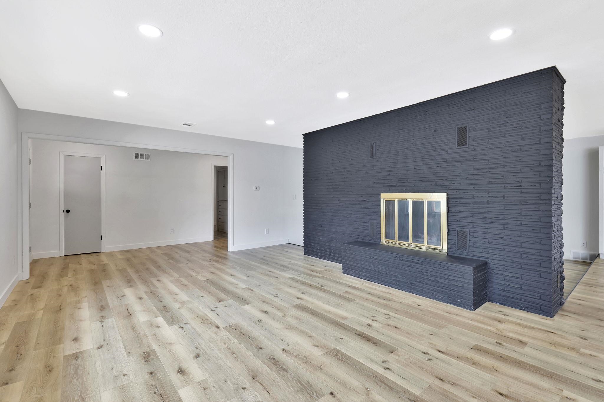 1181 N Pinecrest St Property Photo 6