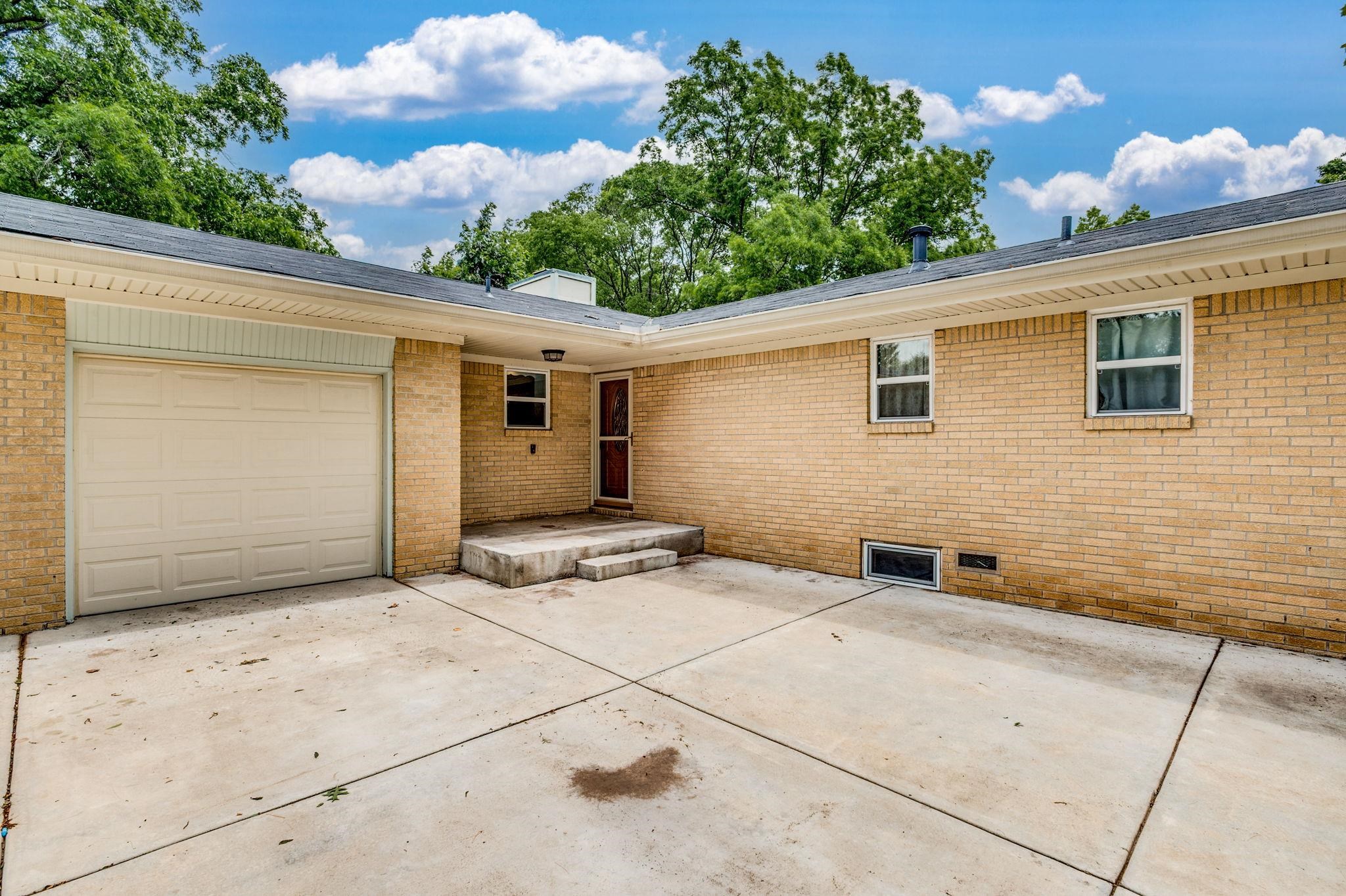 622 Edgemoor Dr Property Photo 2