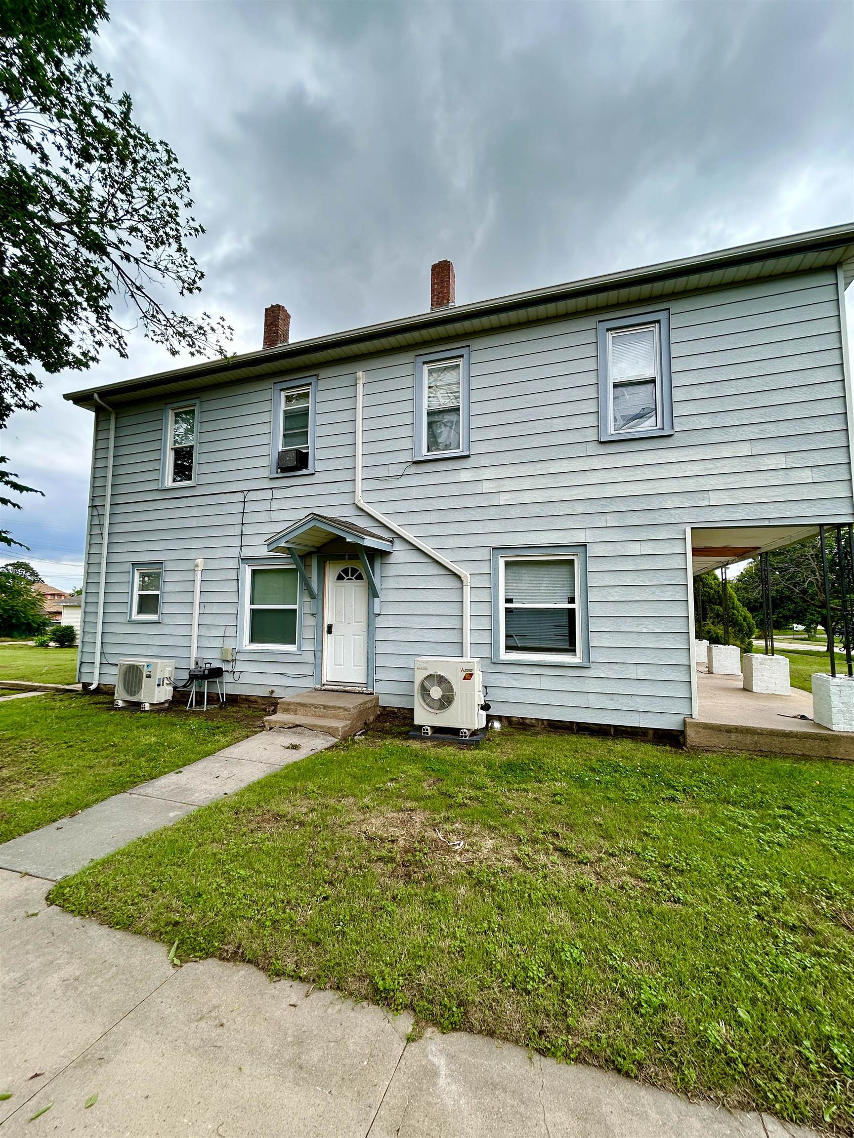524 N Oak St Property Photo 3