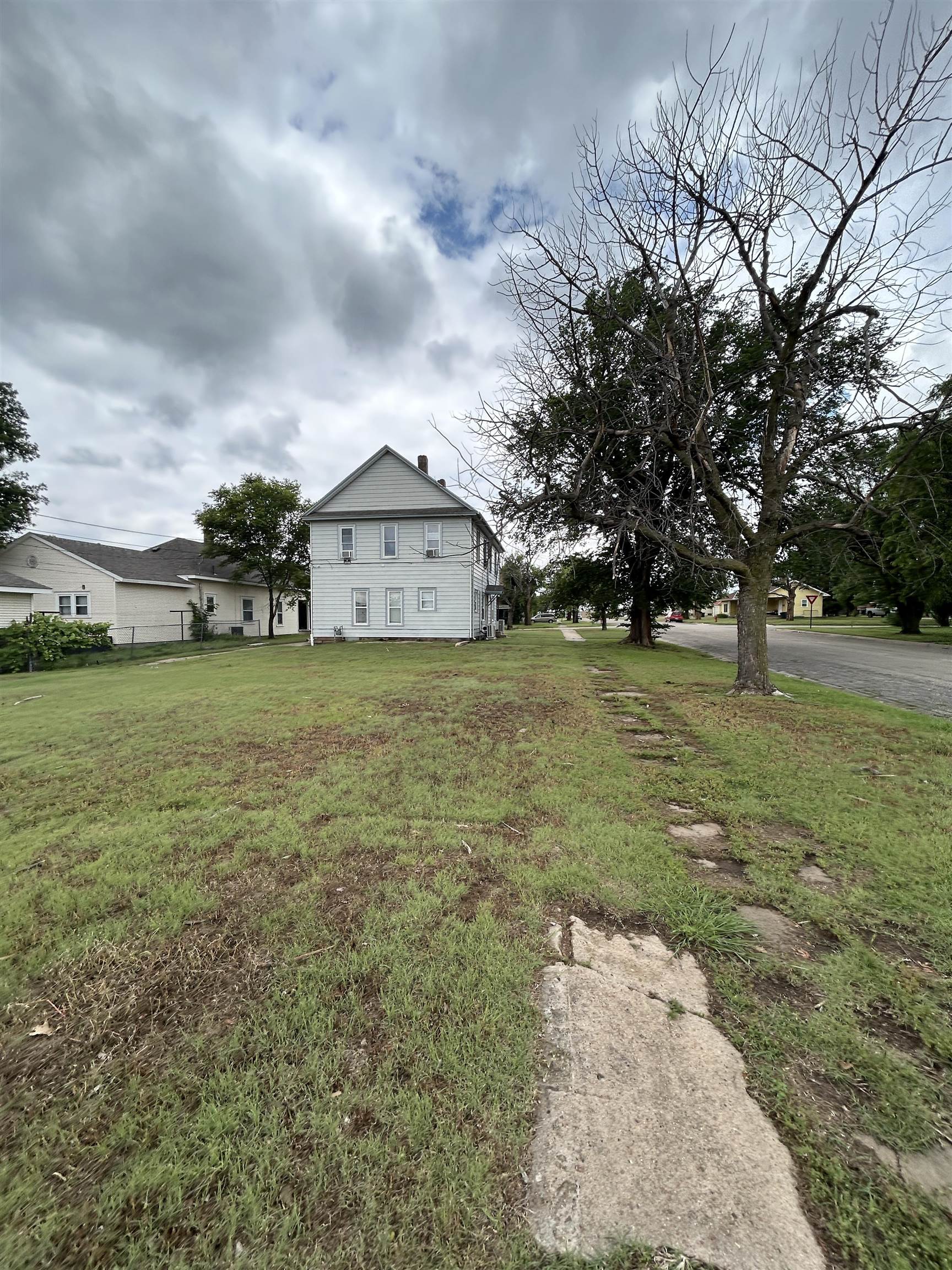 524 N Oak St Property Photo 4