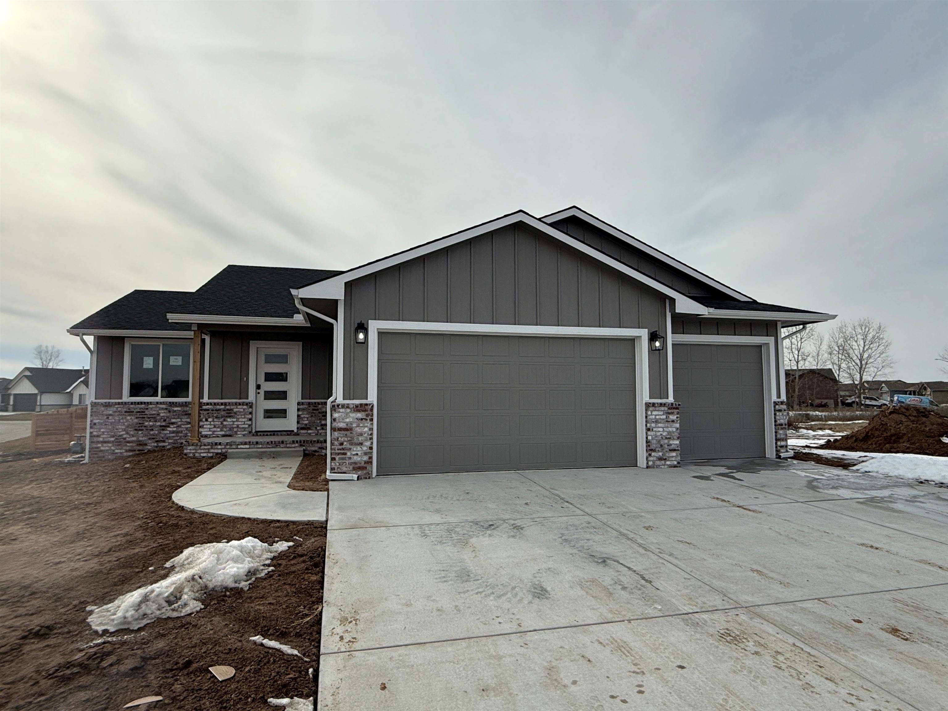 102 E Poplar Court Property Photo 1