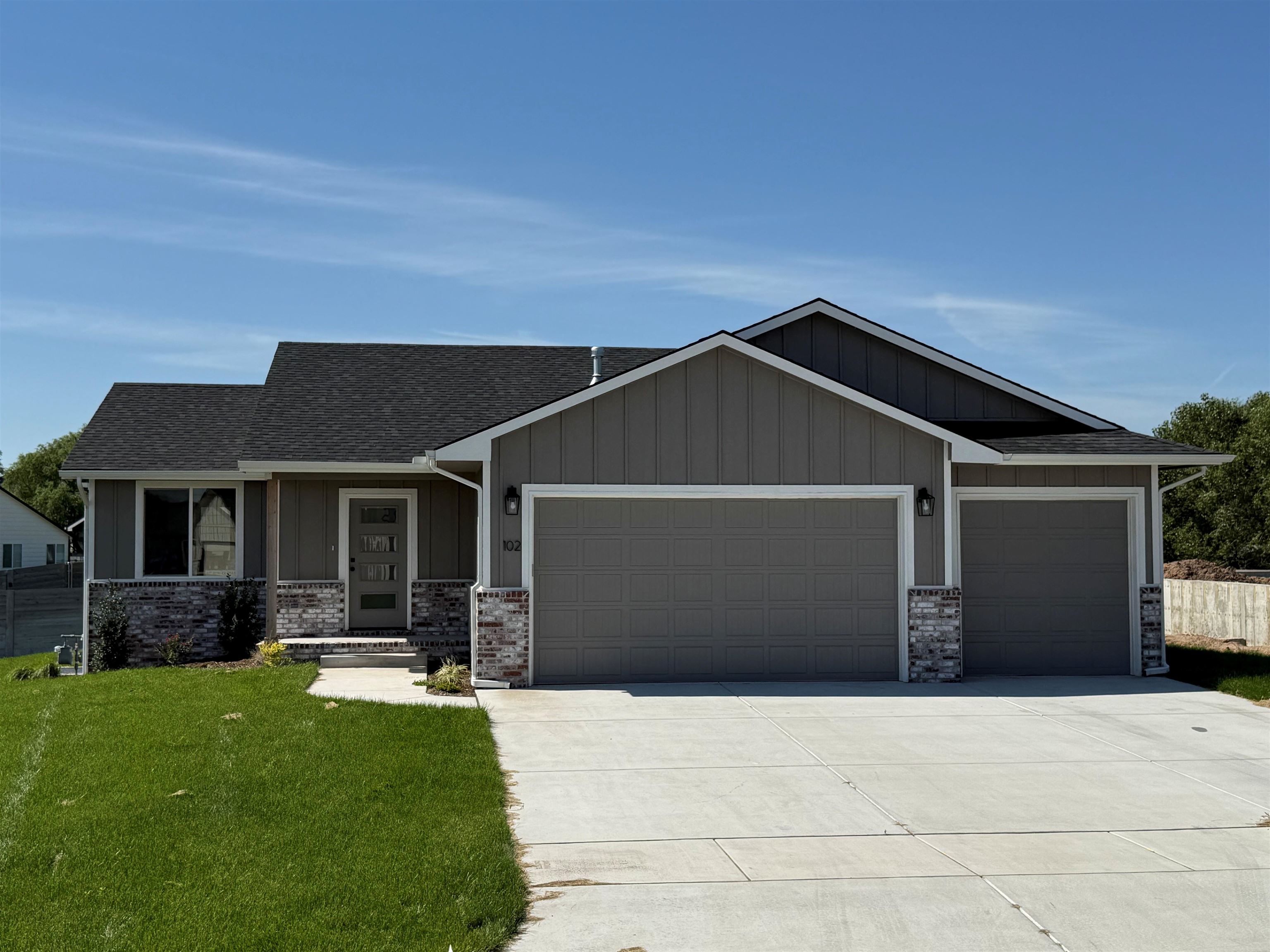 102 E Poplar Court Property Photo 1