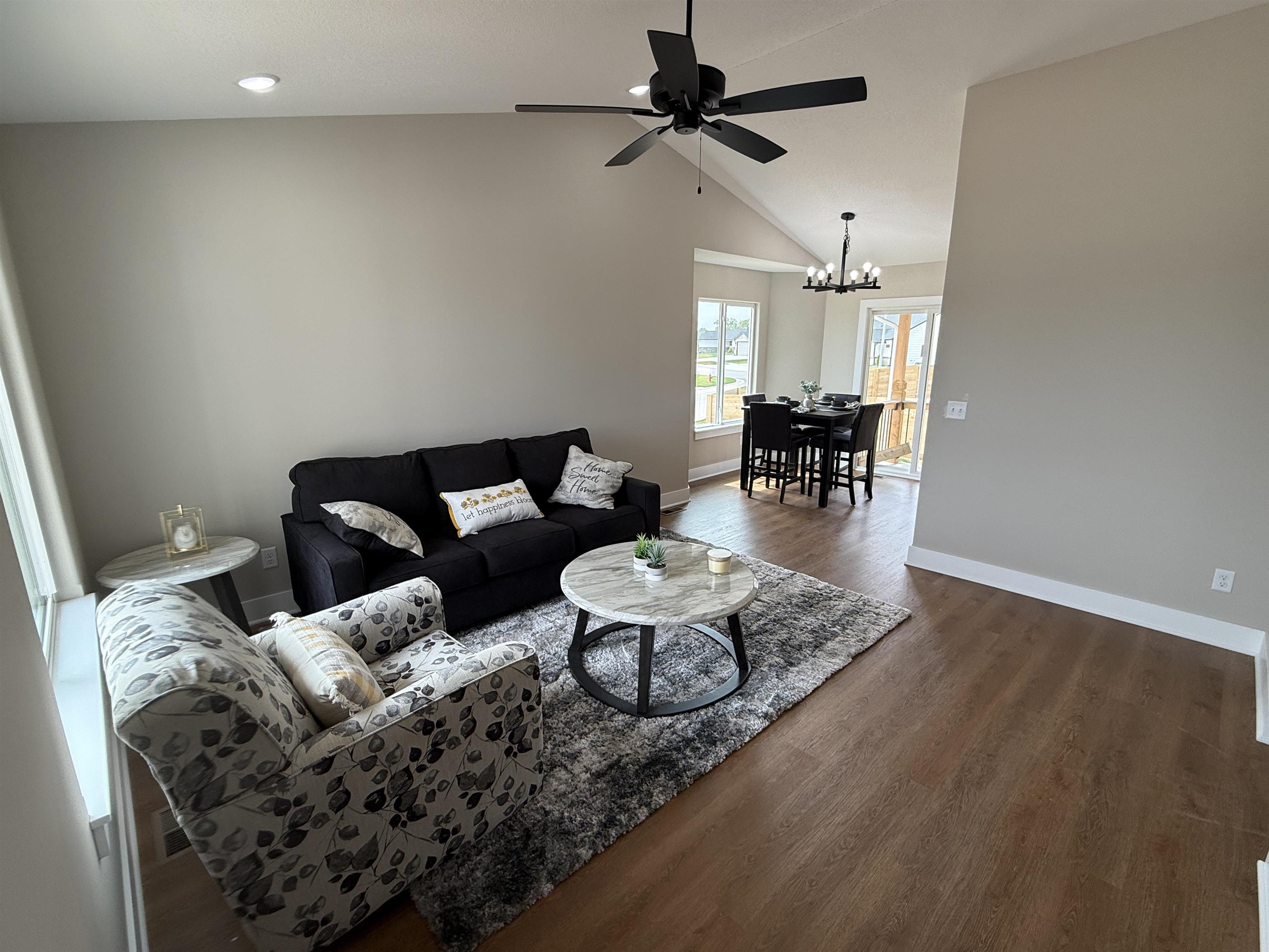 102 E Poplar Court Property Photo 2