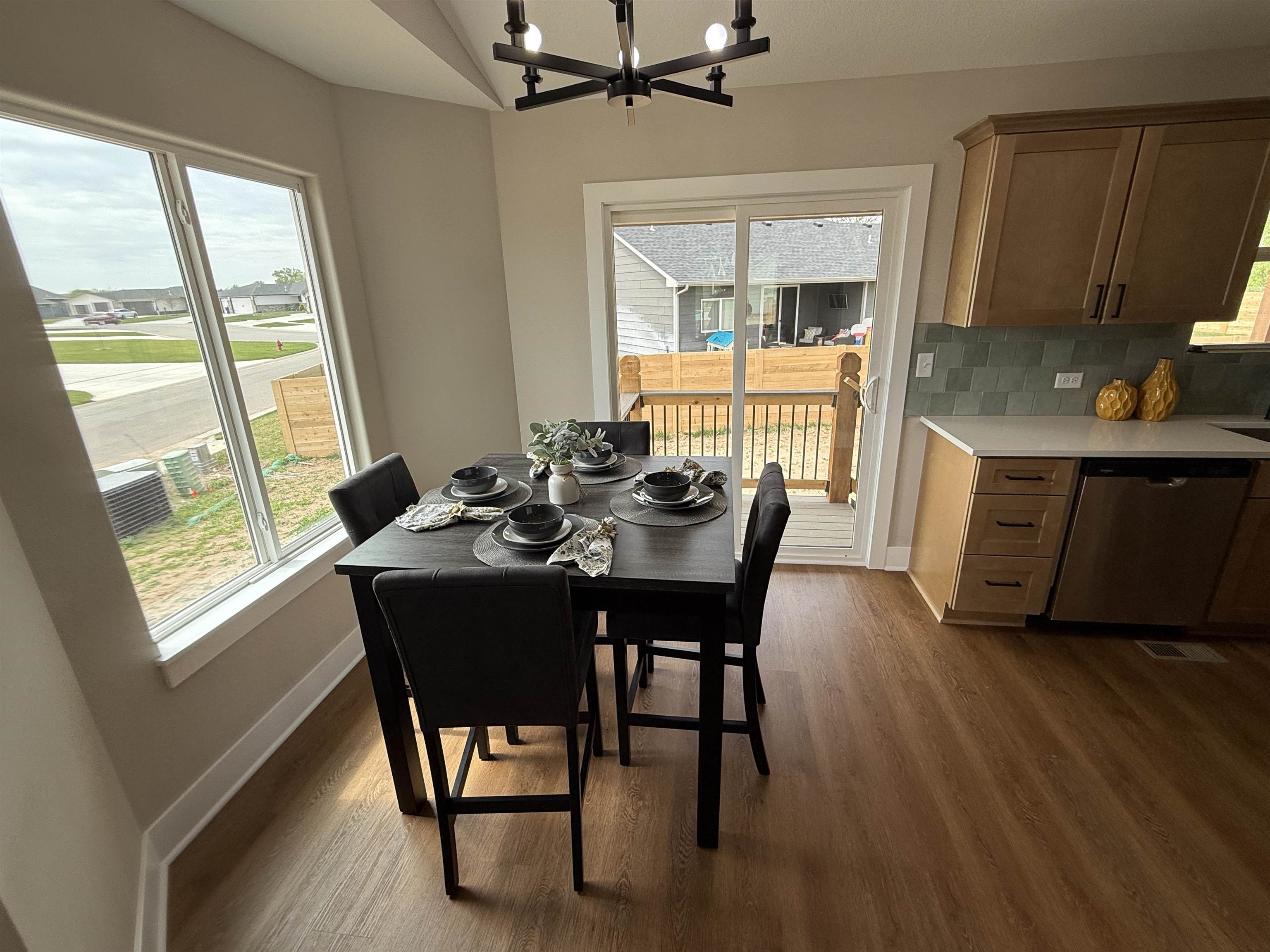102 E Poplar Court Property Photo 3