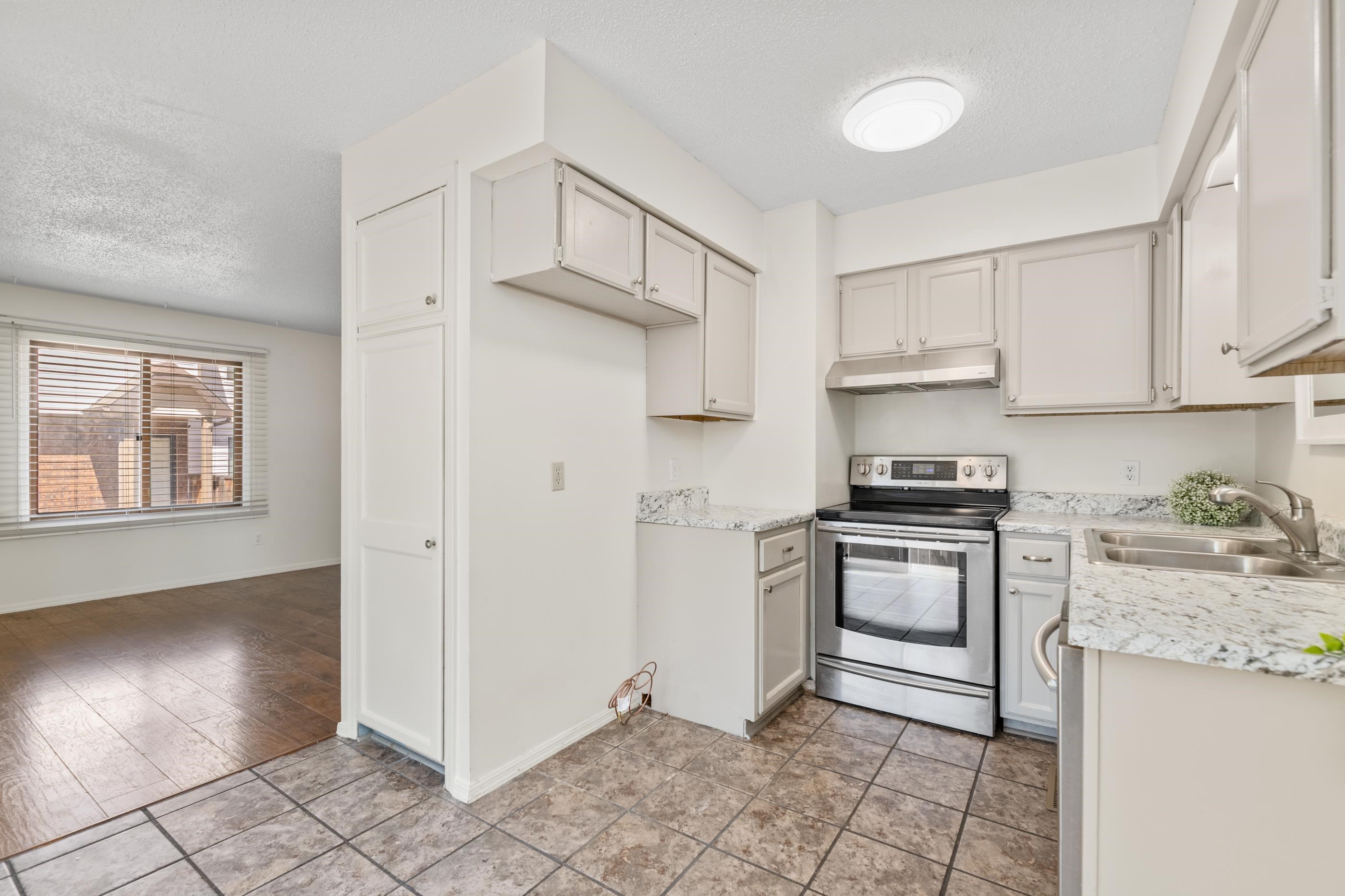 9005 W Westlawn St Unit 3 Property Photo 8