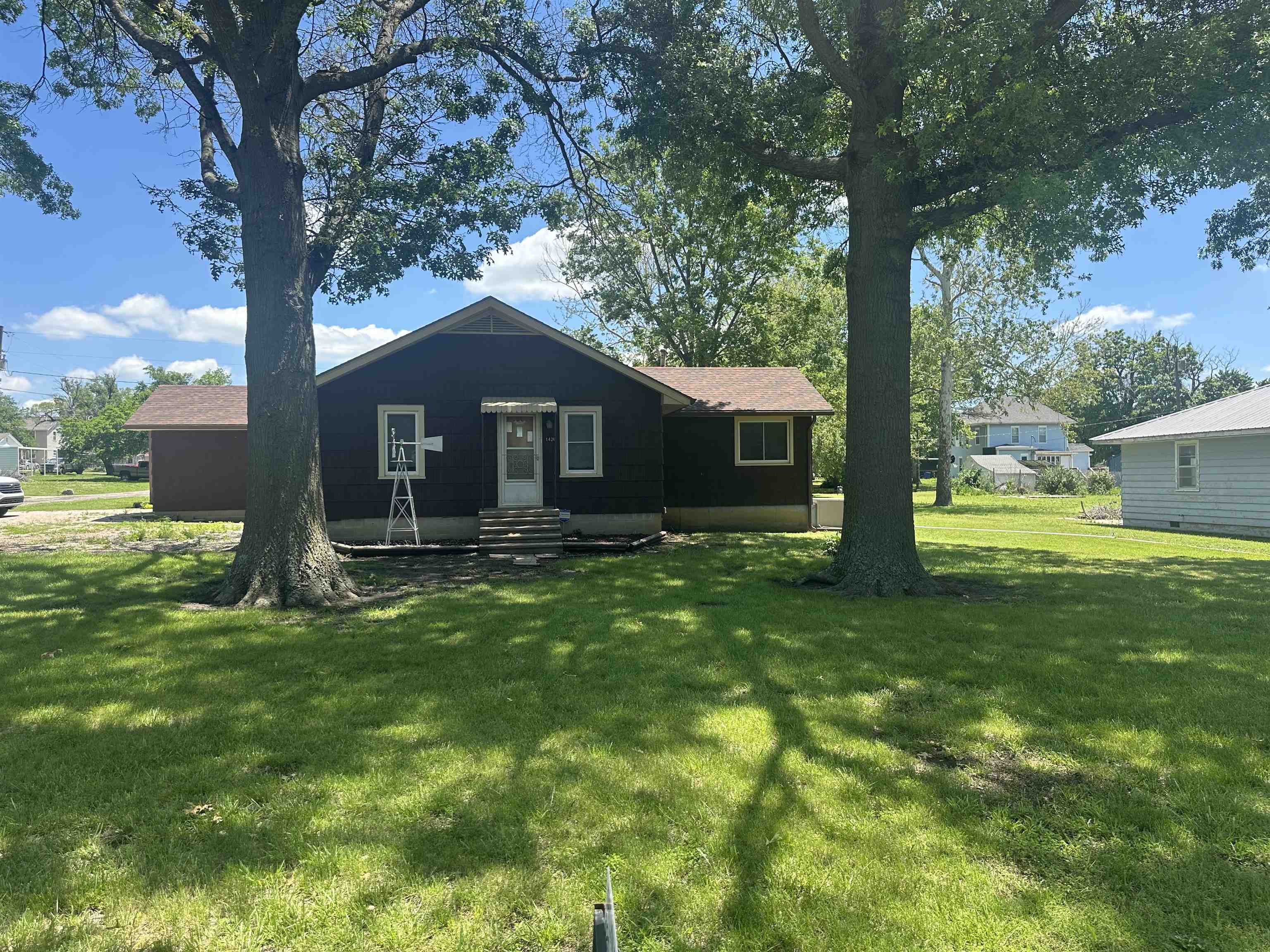 1420 N Oak St Property Photo 1