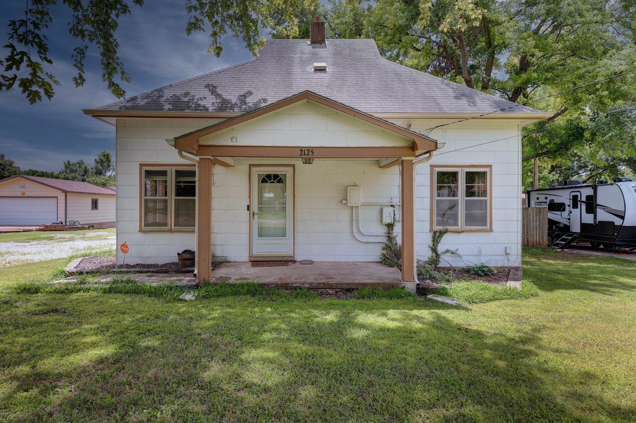 2125 Central Ave Property Photo 3