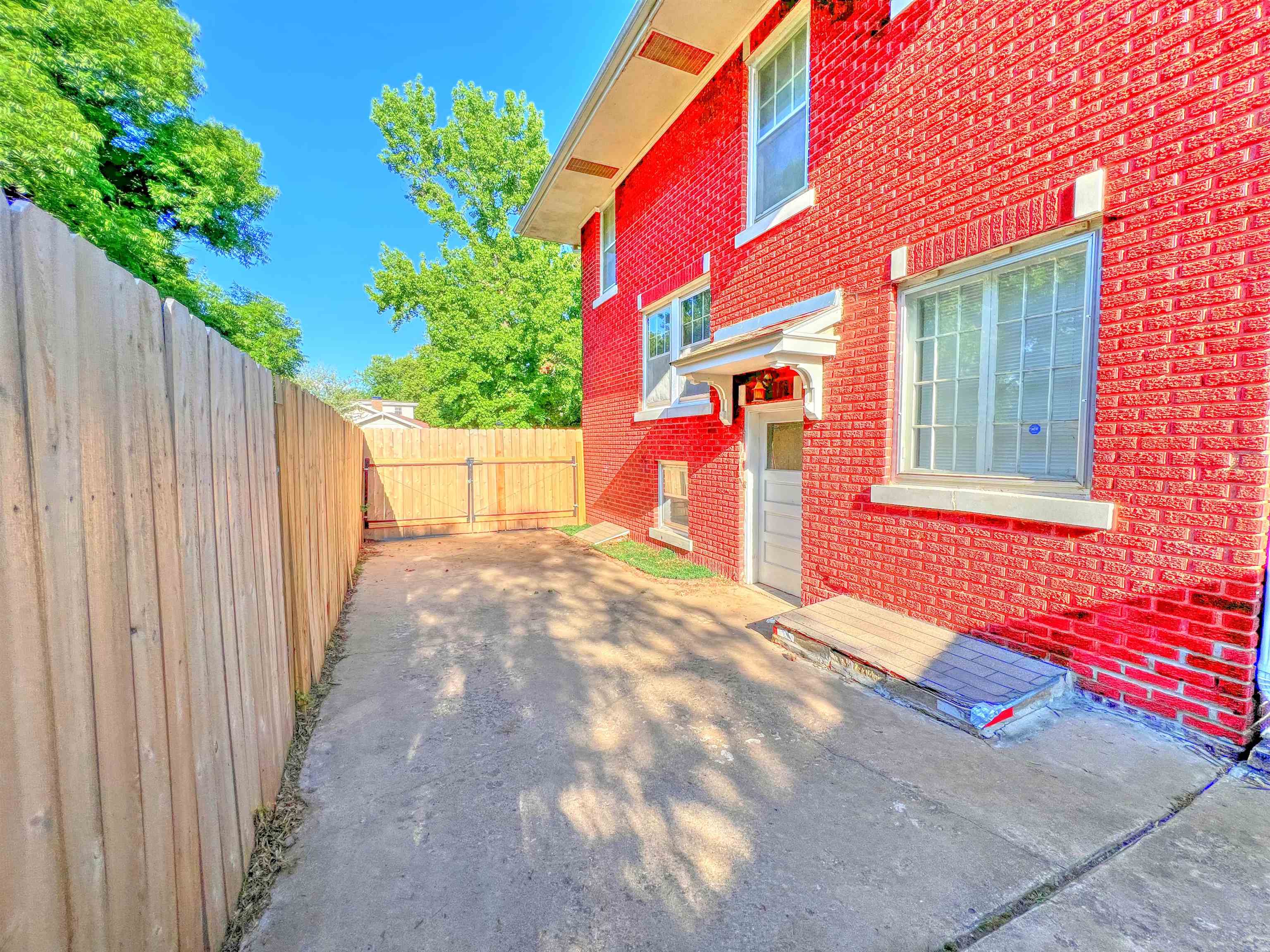 909 N 2nd St Property Photo 5