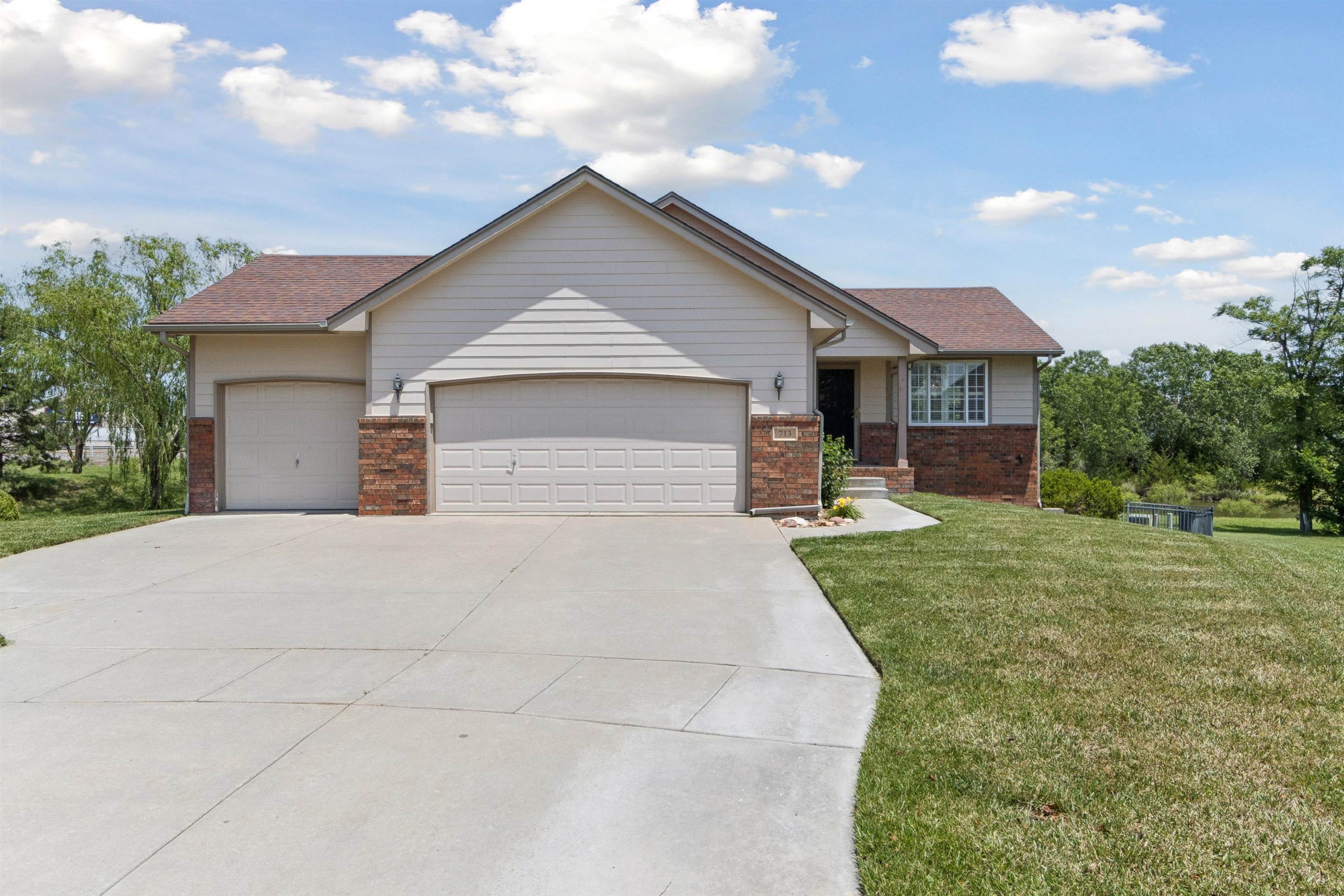 713 S Bedford Cir Property Photo 1