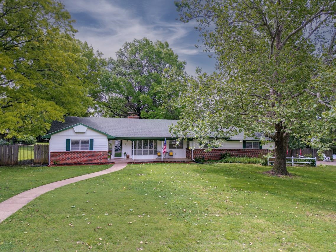 8 Lake Park Dr Property Photo 1