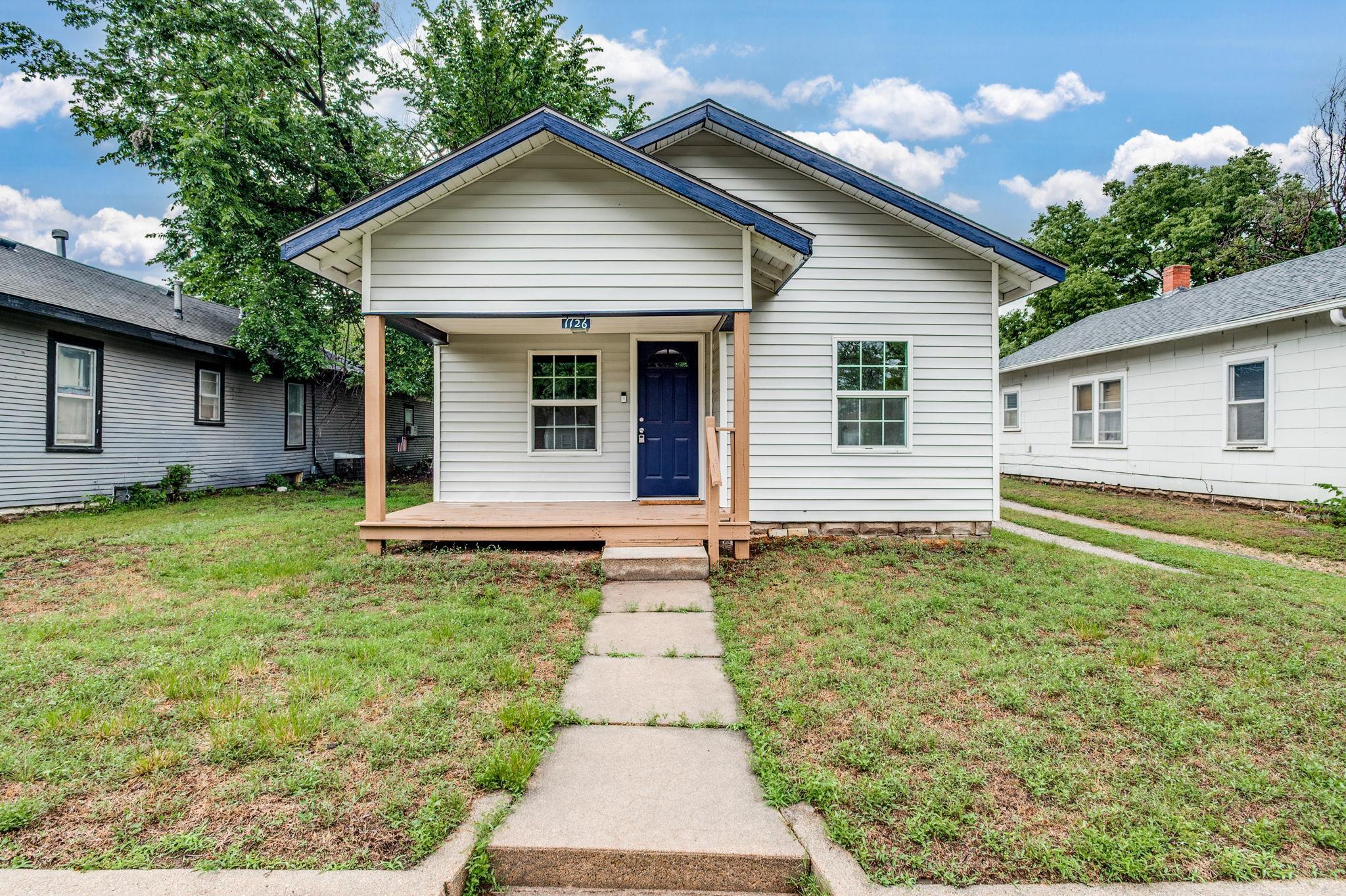 1126 E Avenue B Property Photo 1