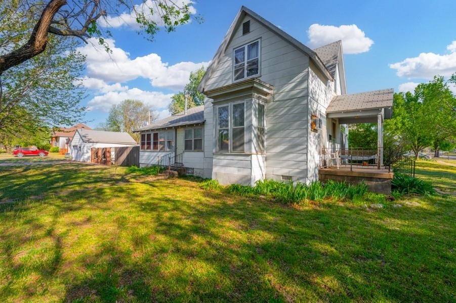 602 Lincoln Property Photo 4
