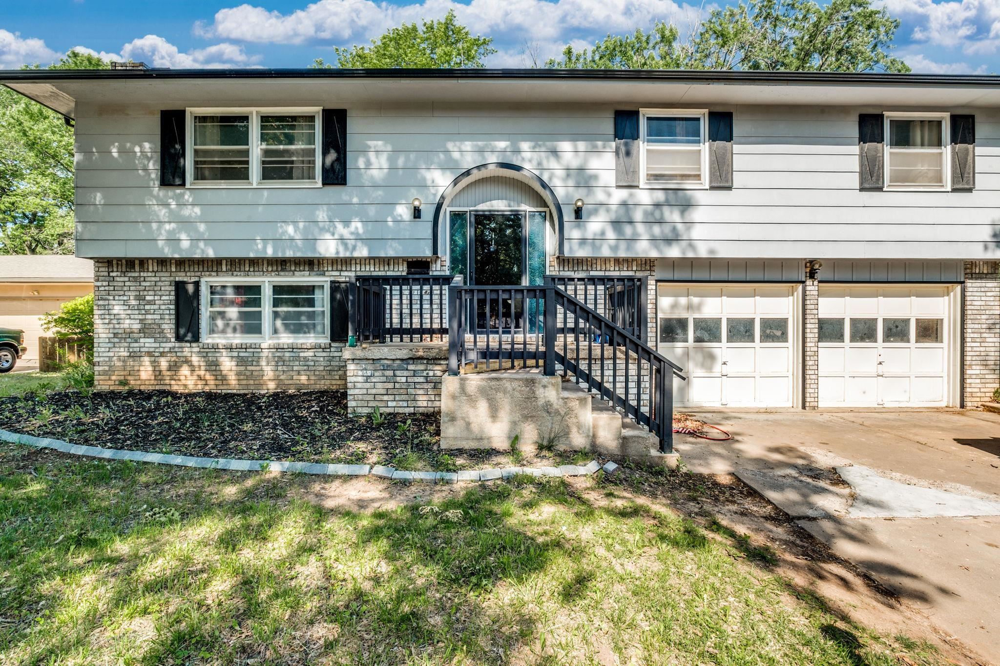 609 N Willow Dr Property Photo 1
