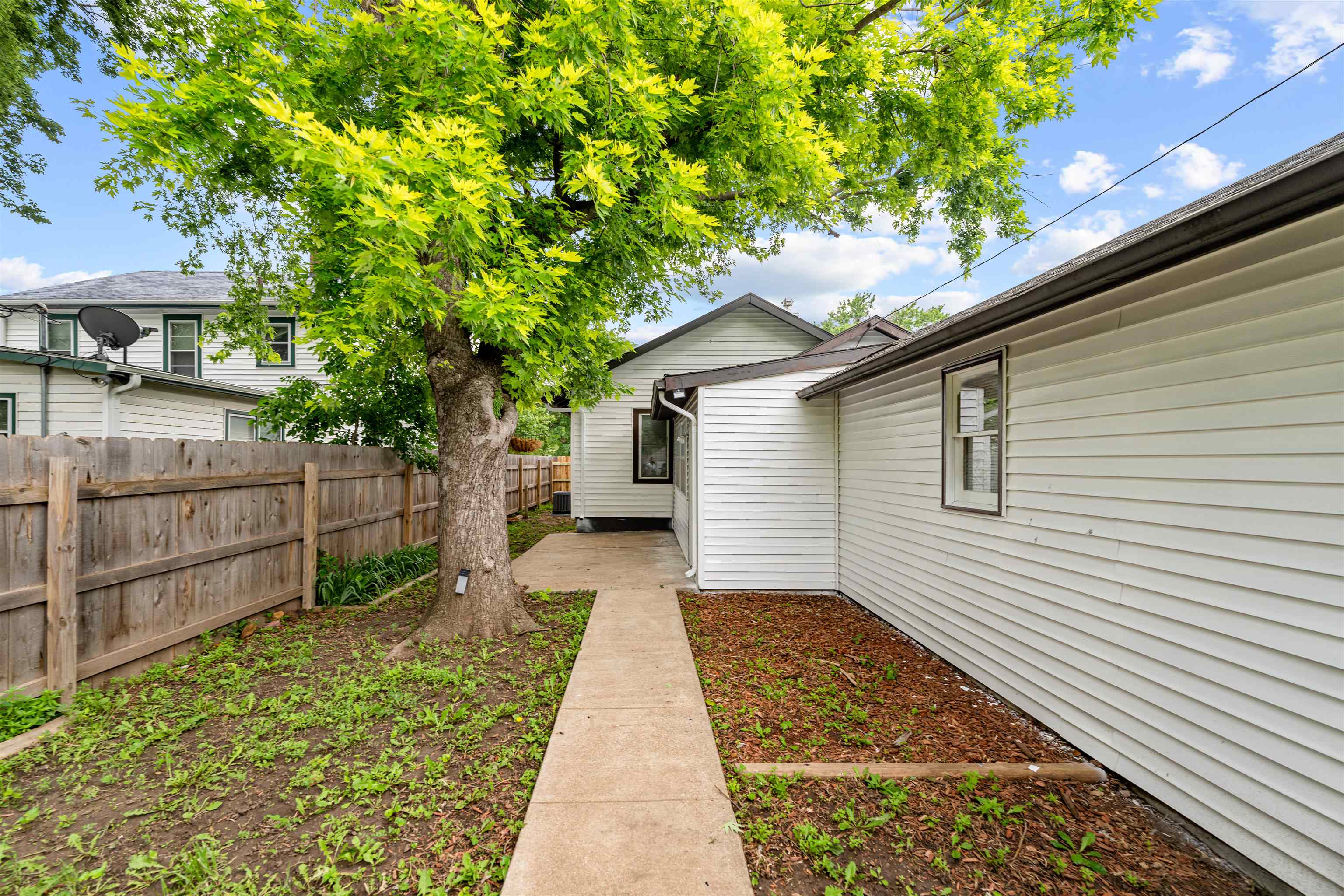 708 W Prescott Ave Property Photo 2