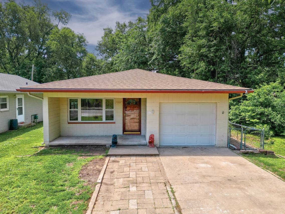 1111 Howland Ave Property Photo 1