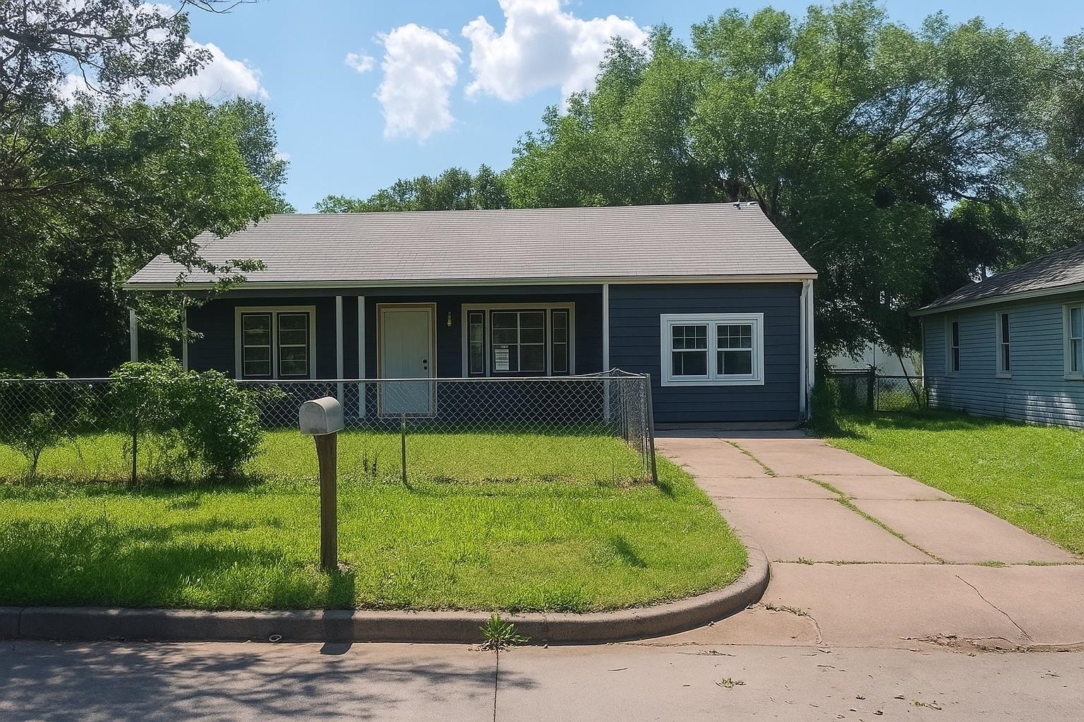 2325 N Poplar St Property Photo 1
