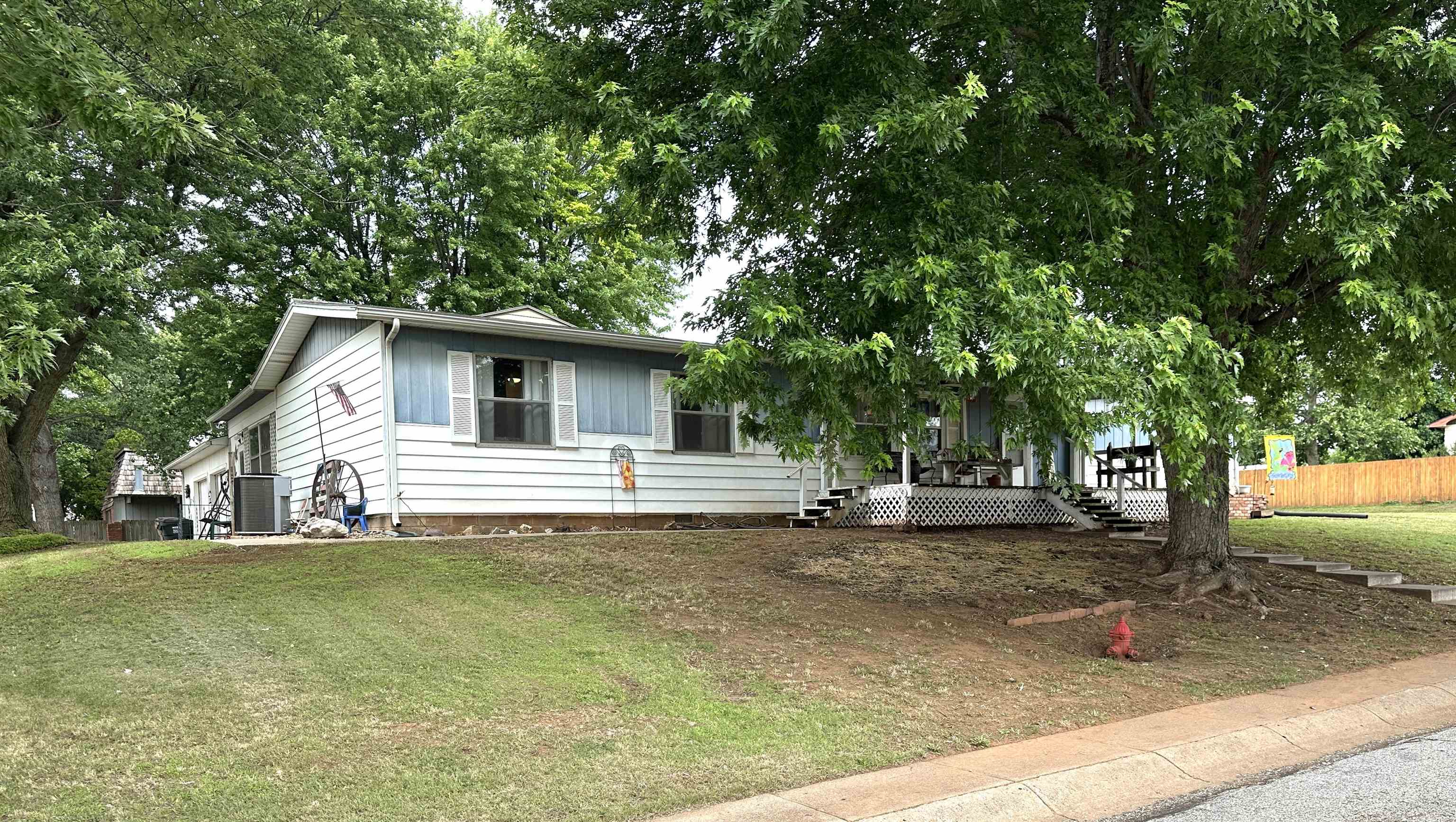 911 N Locust St Property Photo 1