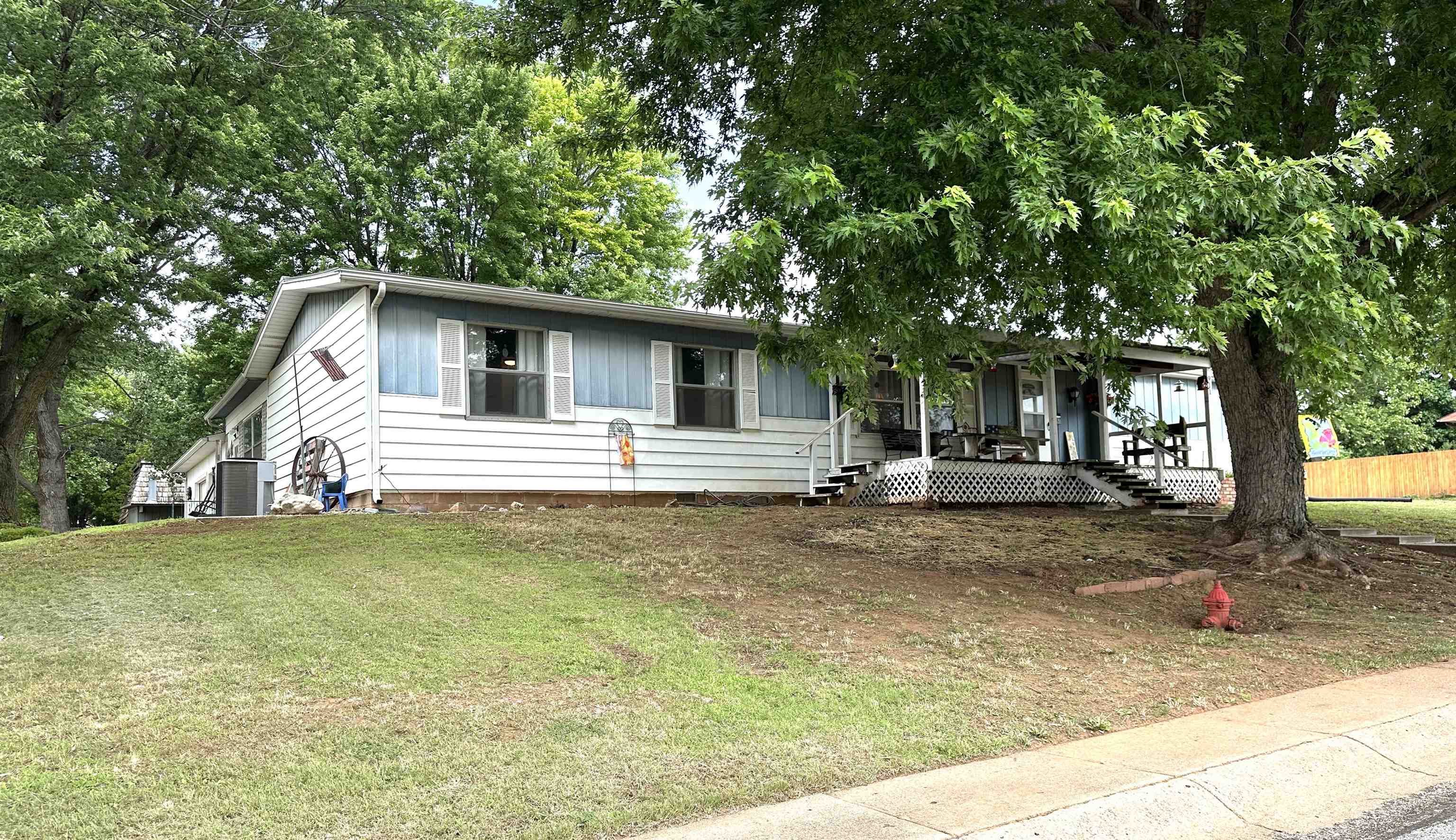 911 N Locust St Property Photo 28