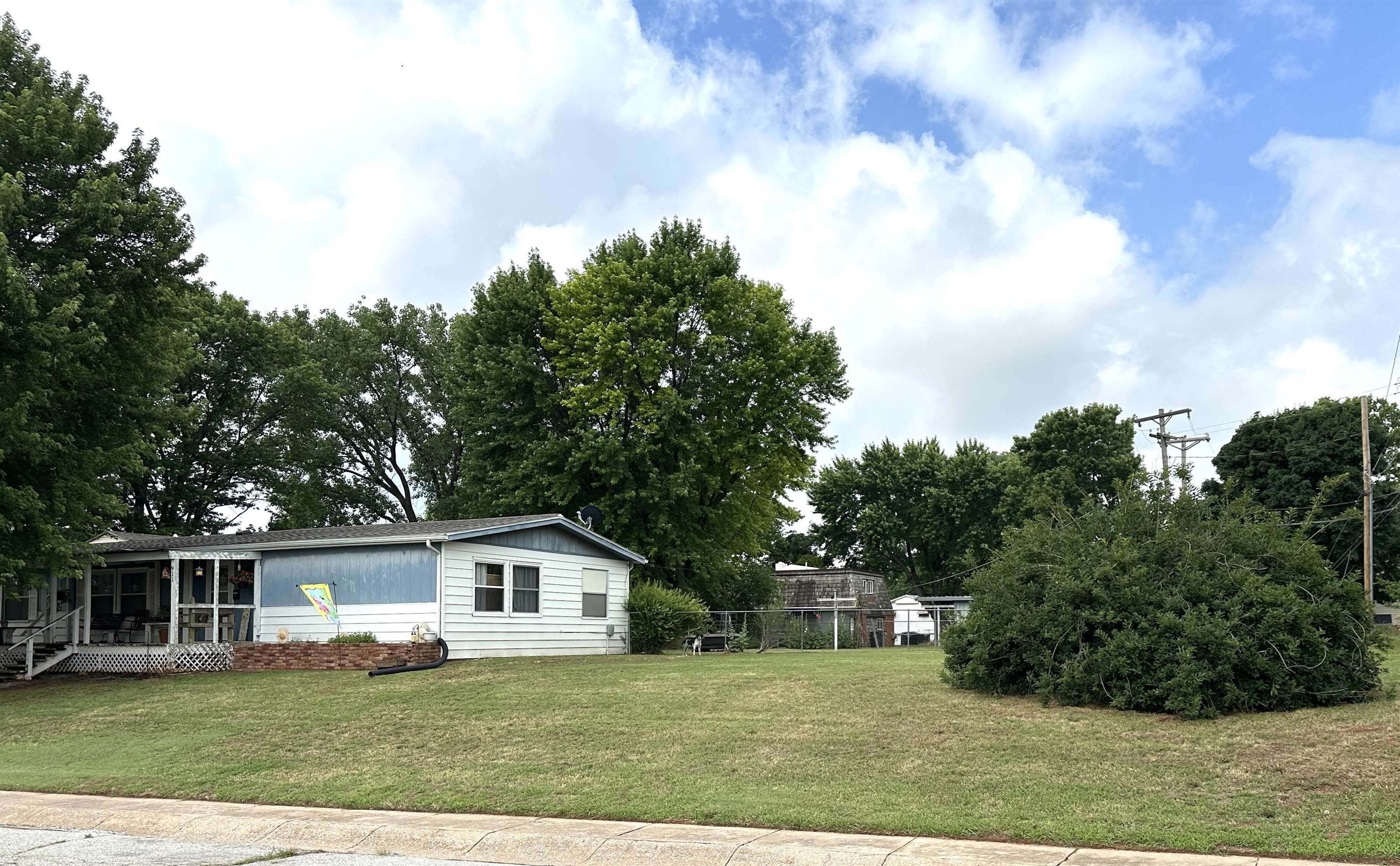 911 N Locust St Property Photo 29