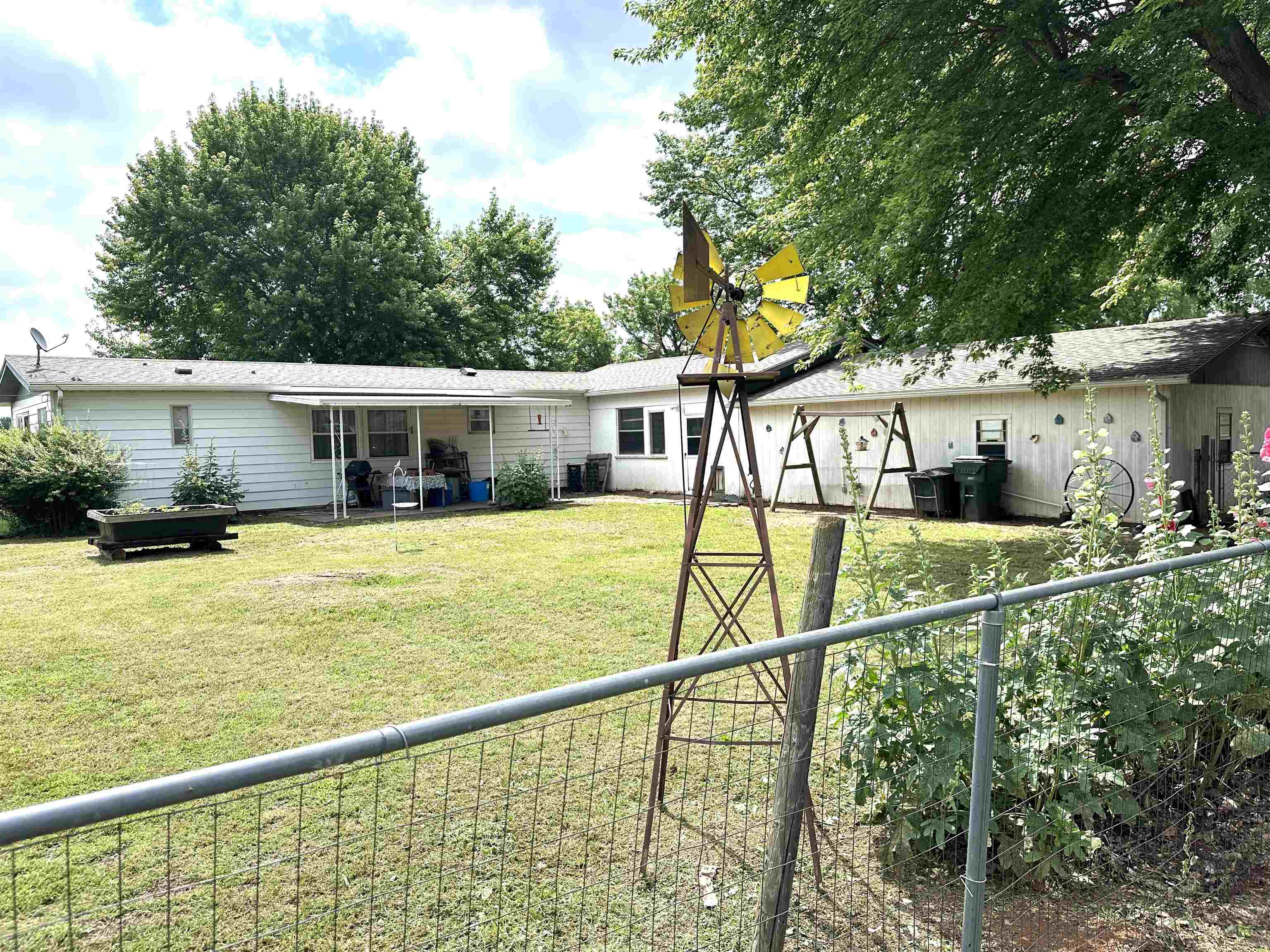 911 N Locust St Property Photo 34