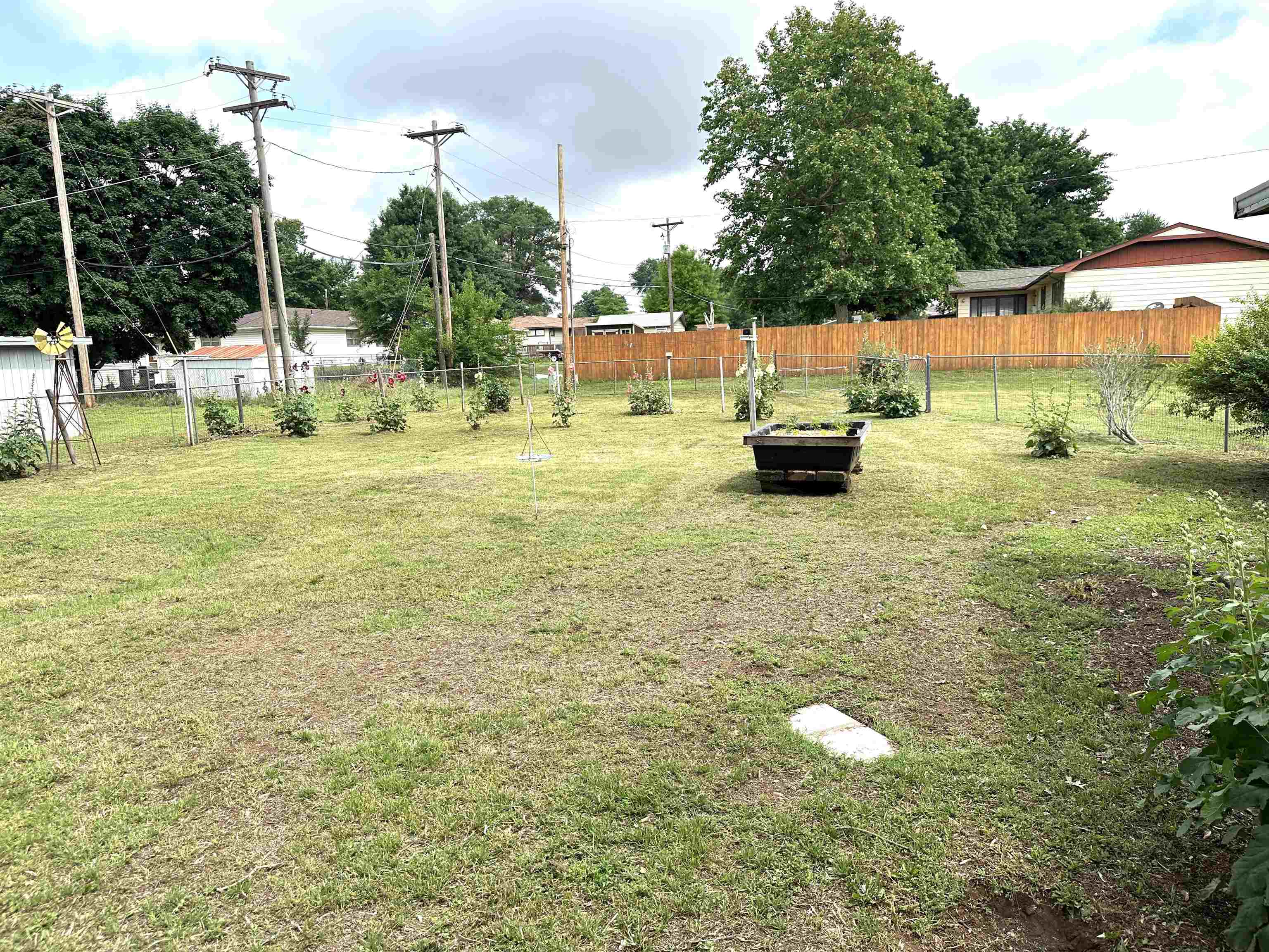 911 N Locust St Property Photo 36