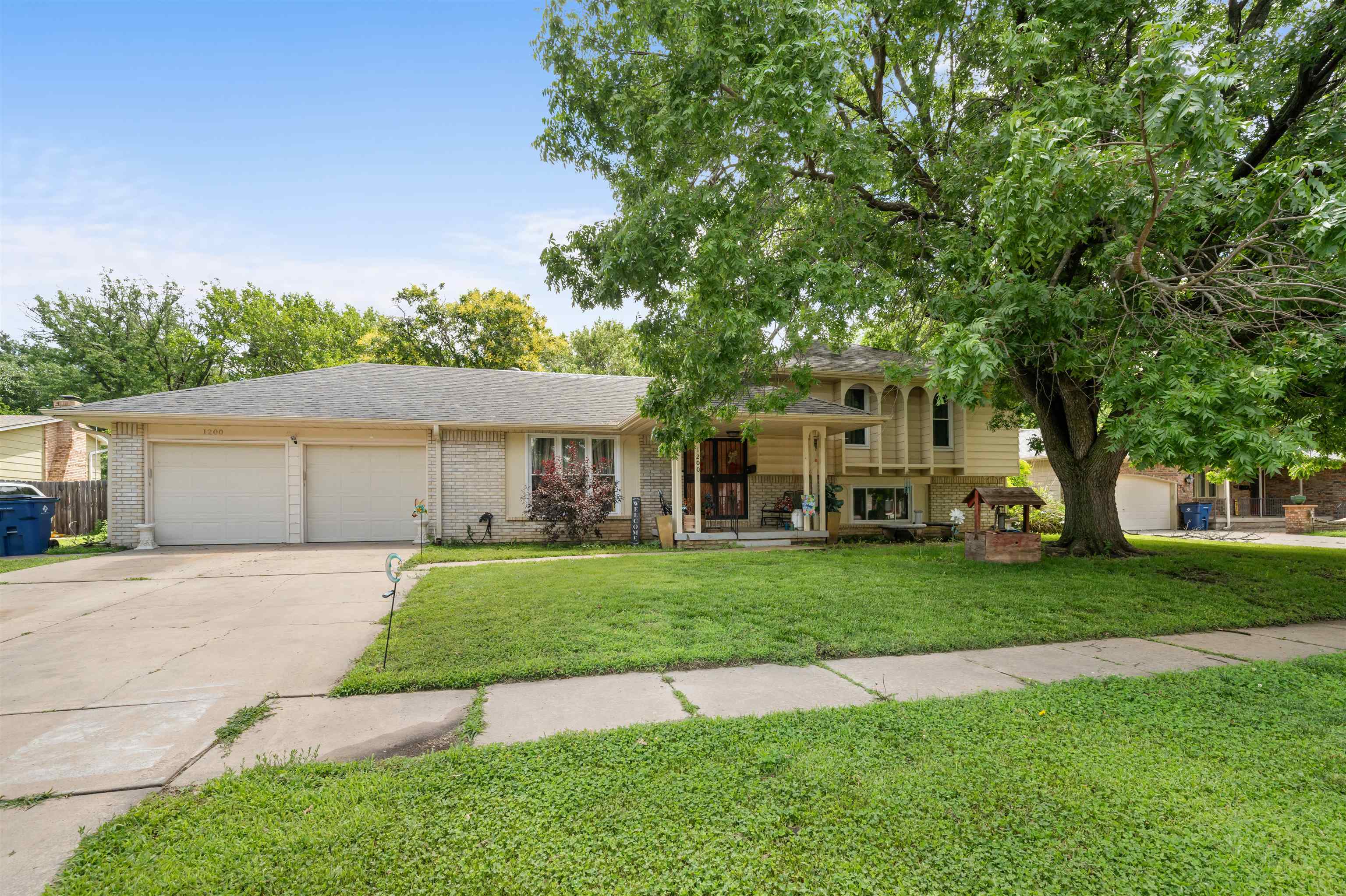1200 S Apache Dr