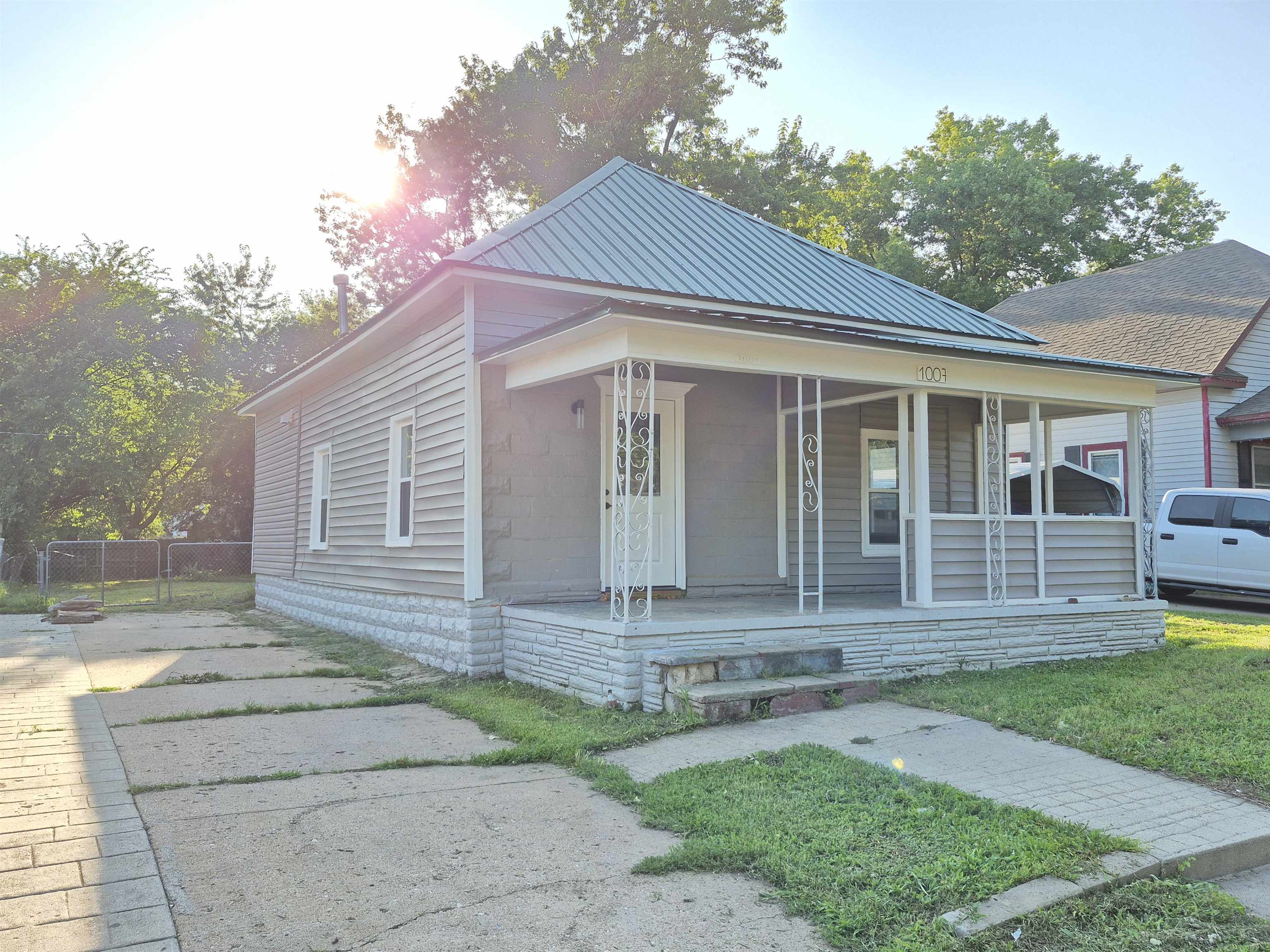 1007 S B St Property Photo 1