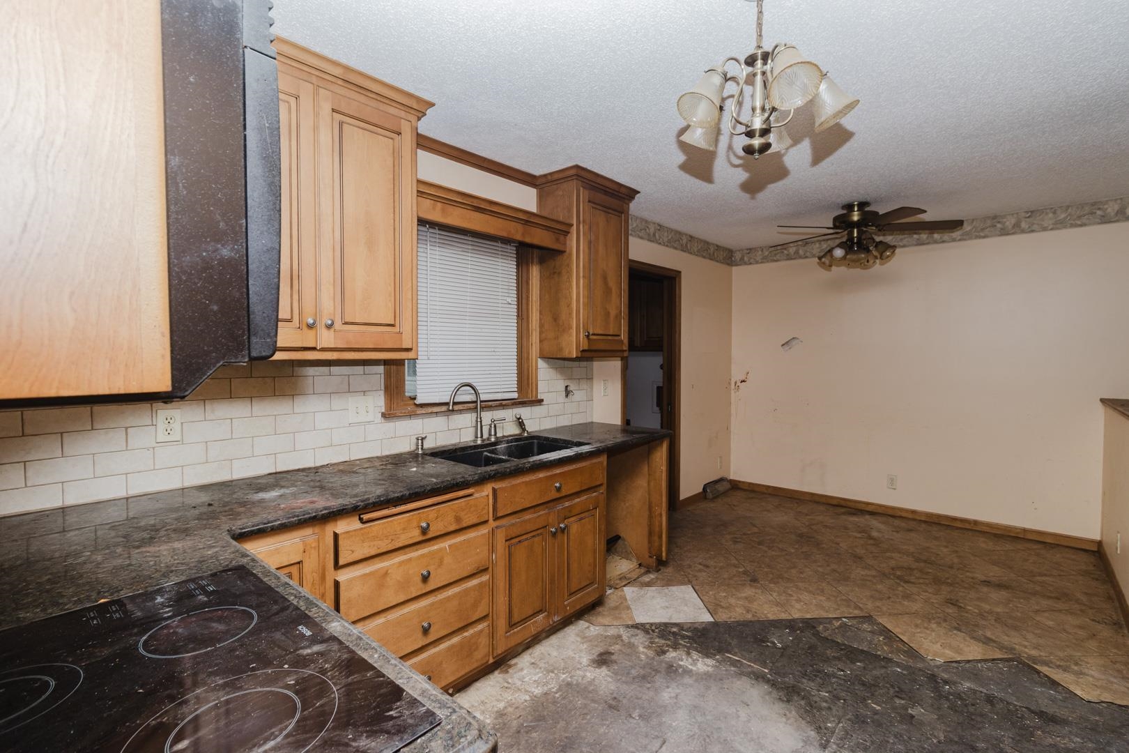 1269 N Wood Ave Property Photo 9