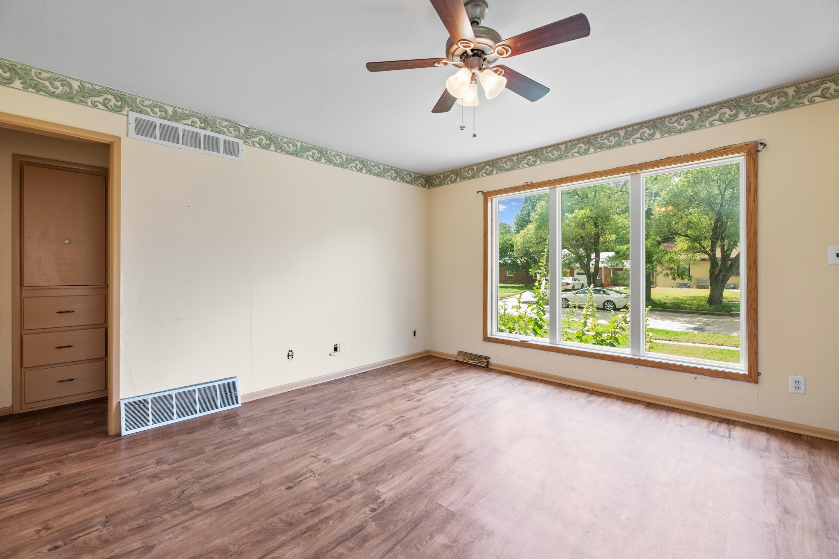 1820 S Pinecrest St Property Photo 3